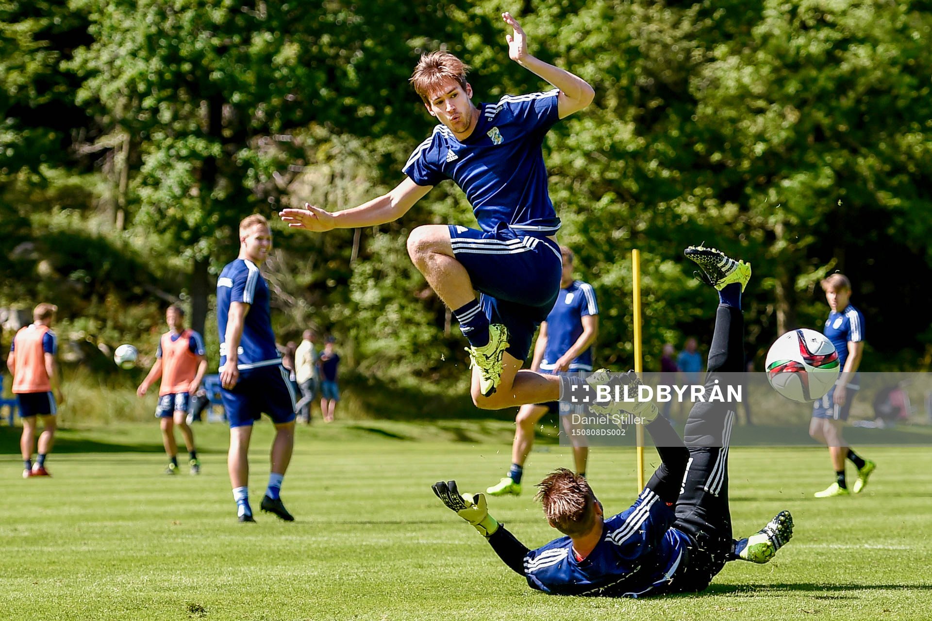 IFK Göteborgs Victor Sköld i en kamp med IFK Göteborgs