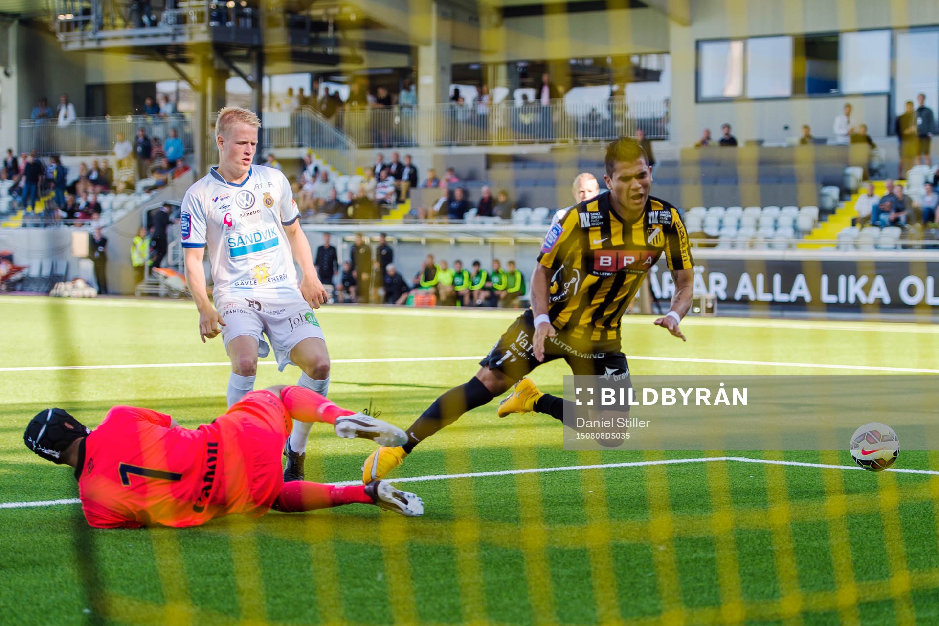 Häckens Paulo de Oliveira fälls av Gefles målvakt Emil
