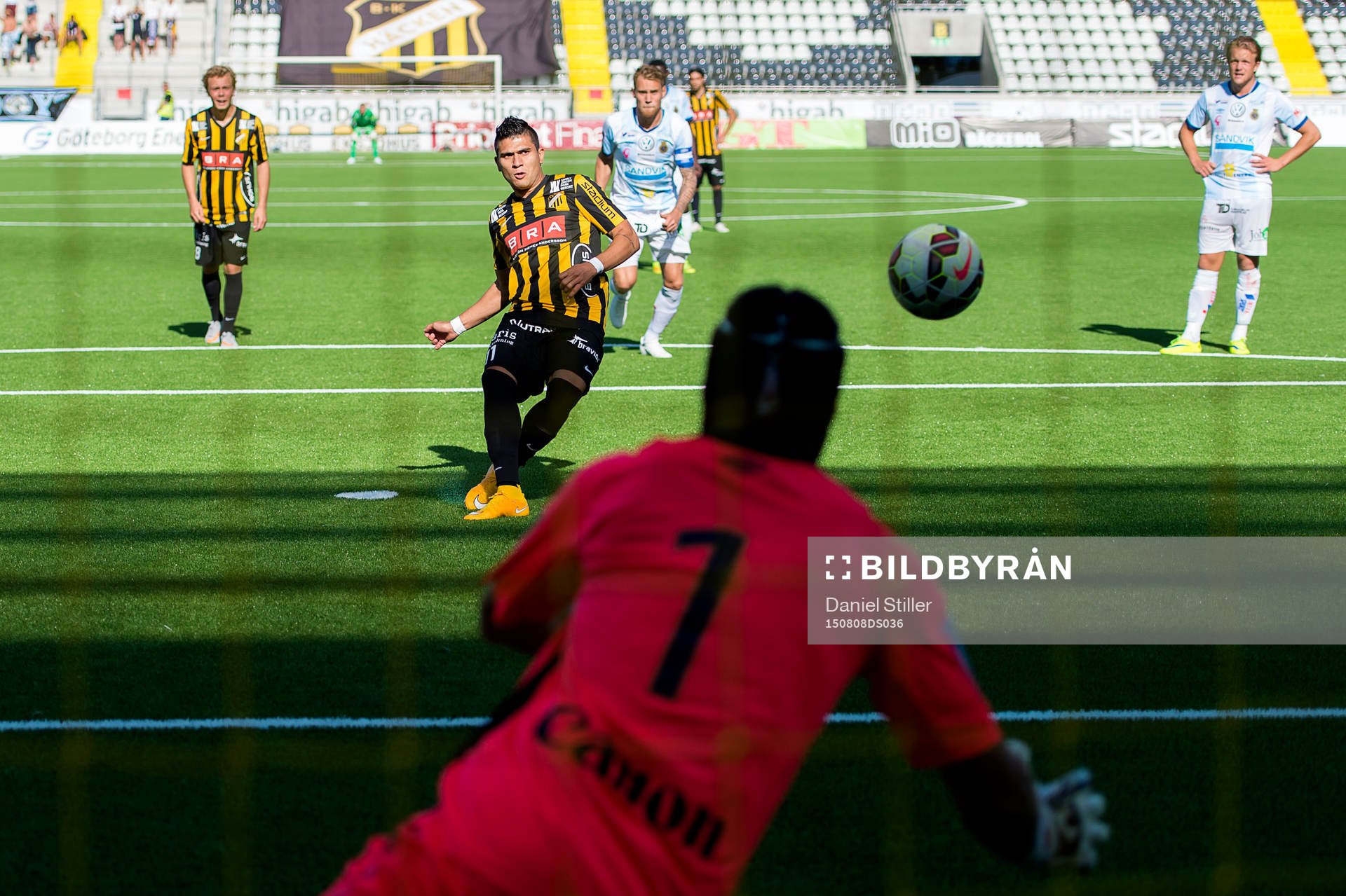 Häckens Paulo de Oliveira gör 1-1 på straff