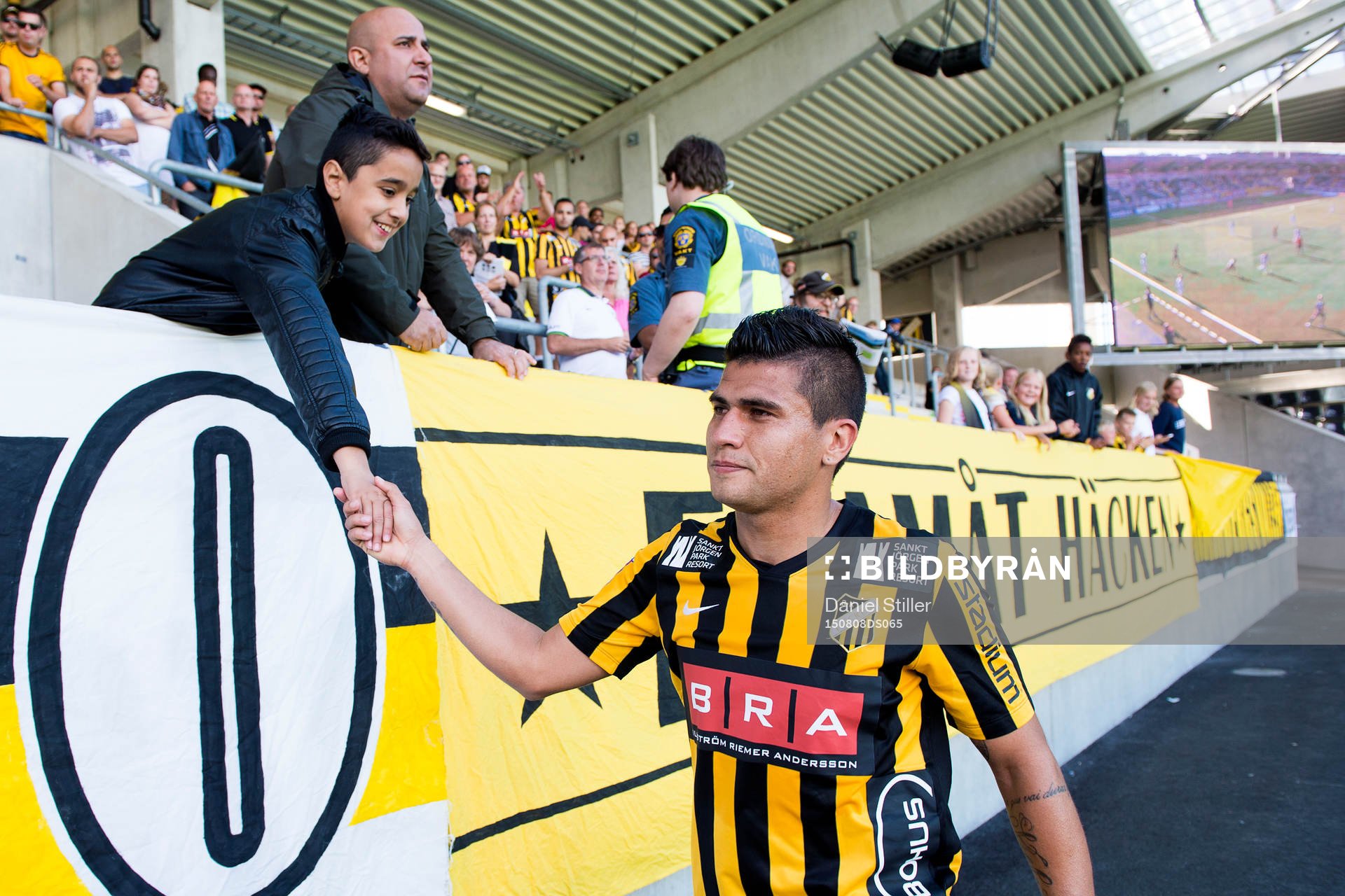 Häckens Paulo de Oliveira tackas av publiken