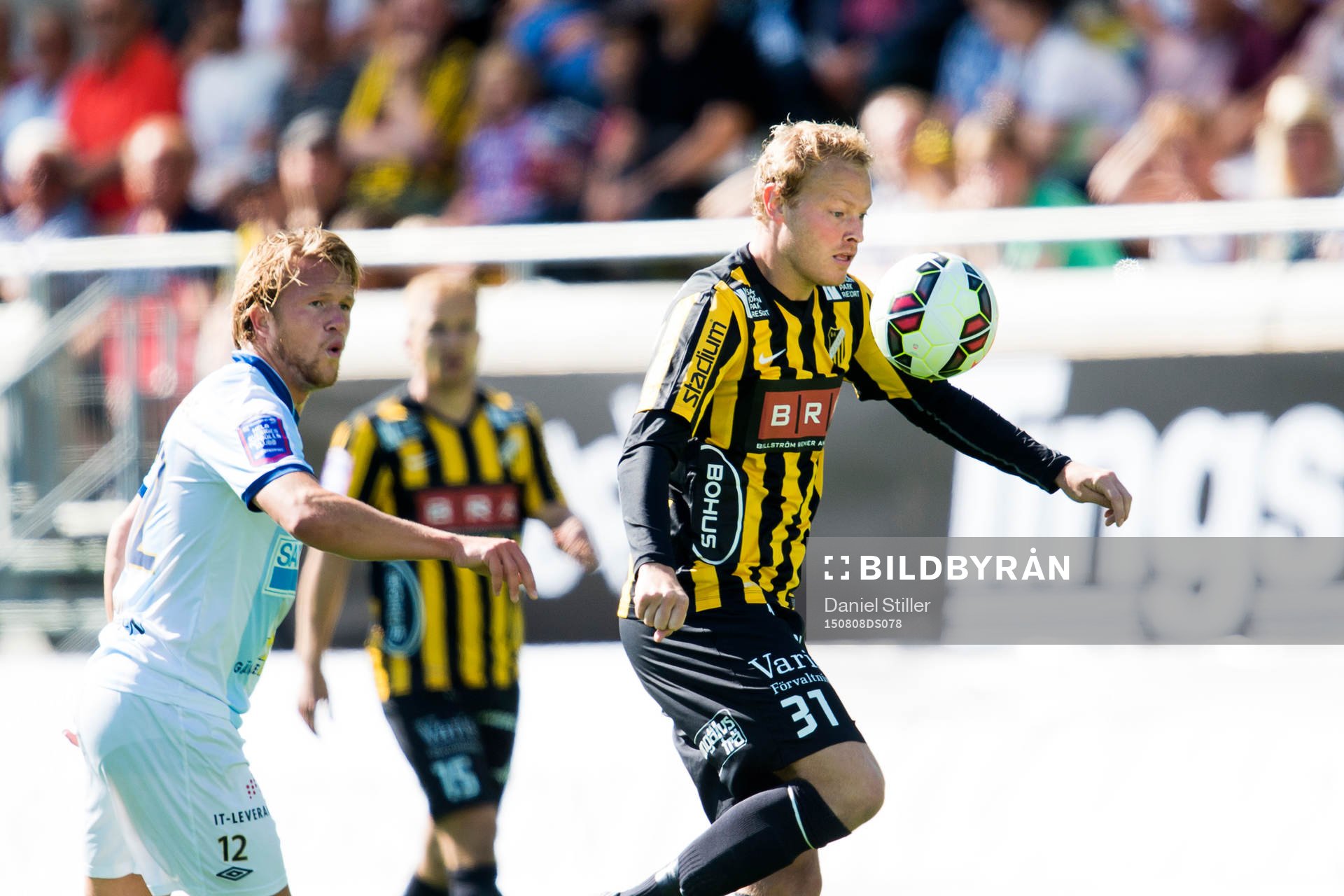 Häckens Michiel Hemmen framför Gefles Anders