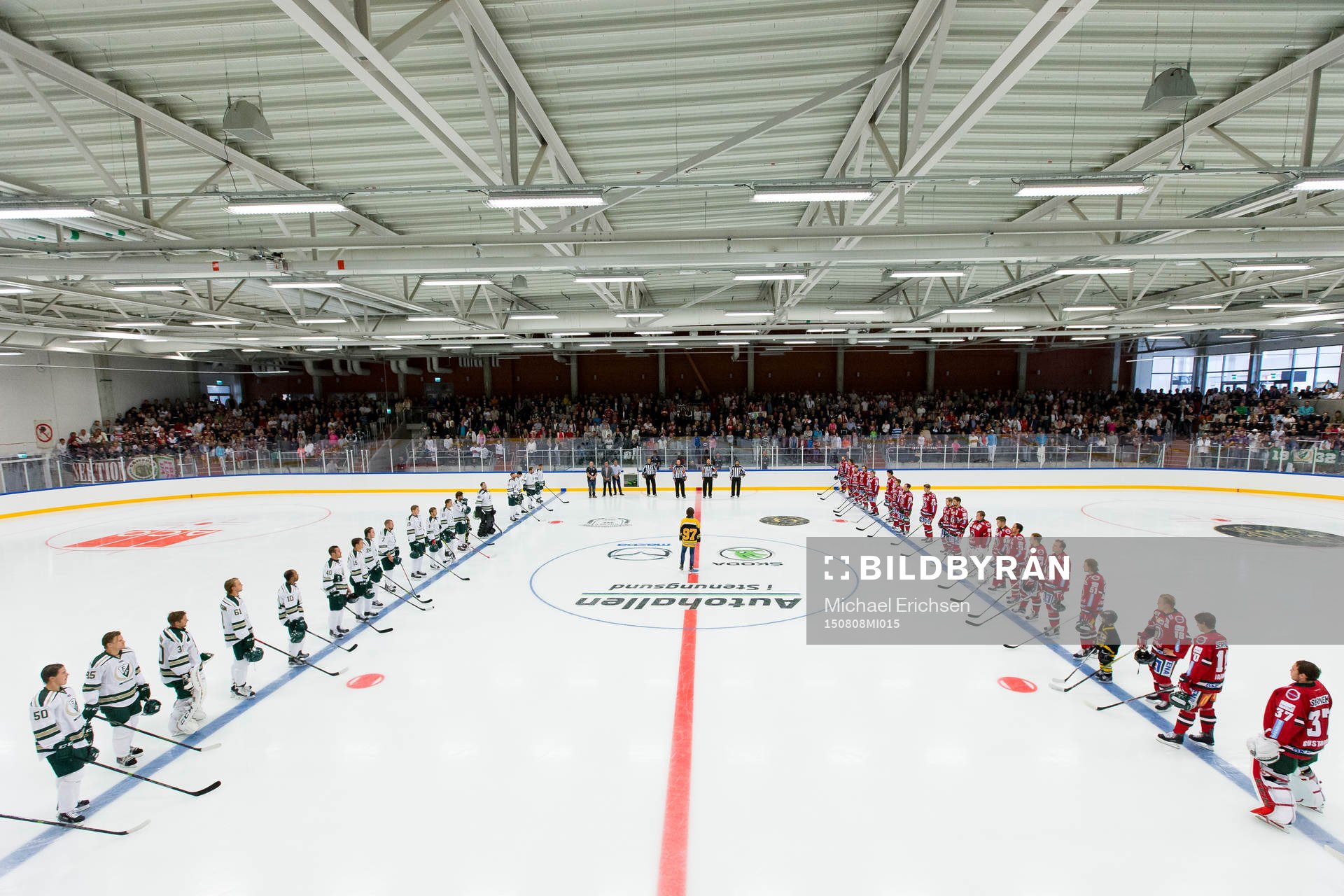 Nationalsång innan nedsläpp i träningsmatchen i ishockey