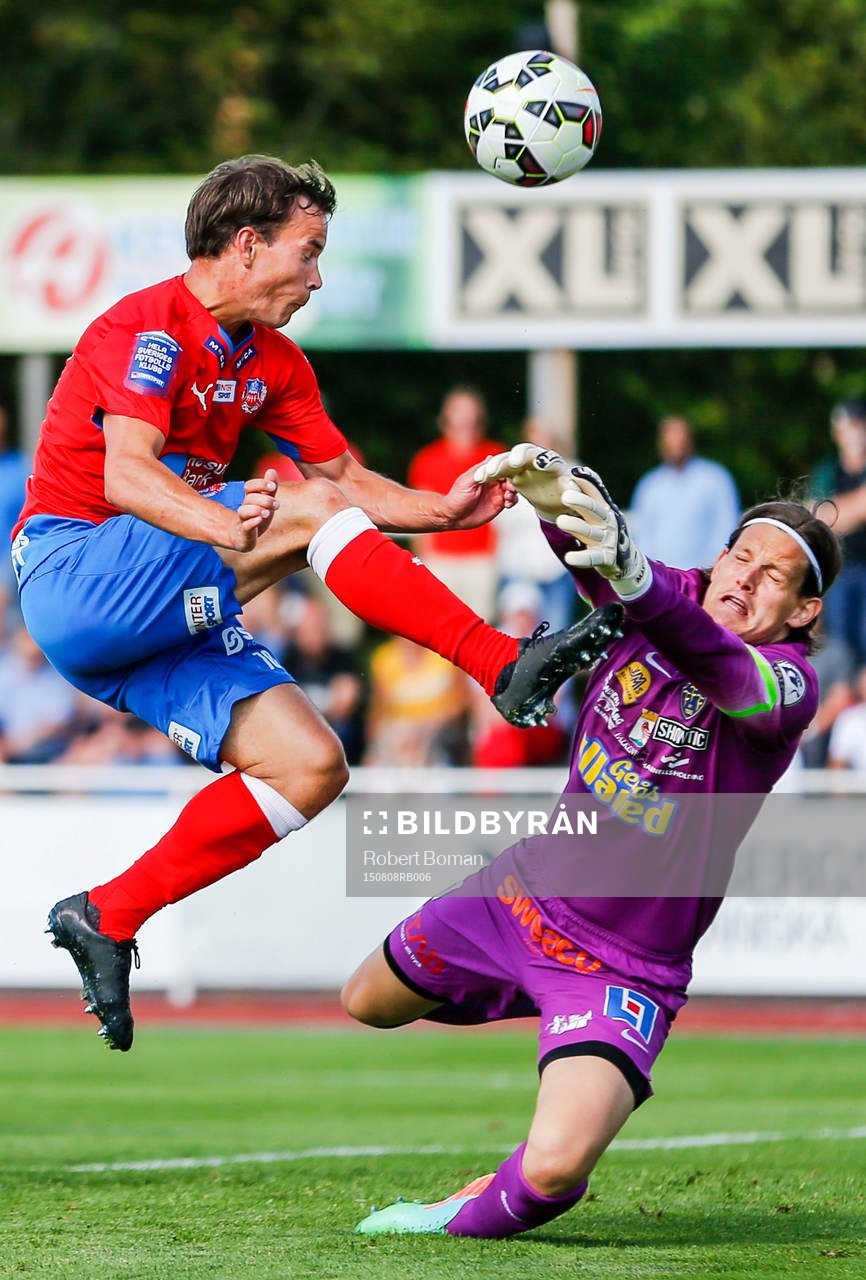 Helsingborgs Anton Wede och Falkenbergs målvakt Otto
