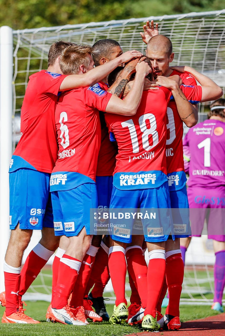 Helsingborgs spelare firar efter 1-1 under fotbollsmatchen i Allsvenskan mellan Falkenbergs FF och Helsingborg den 8 augusti 2015 i Falkenberg.