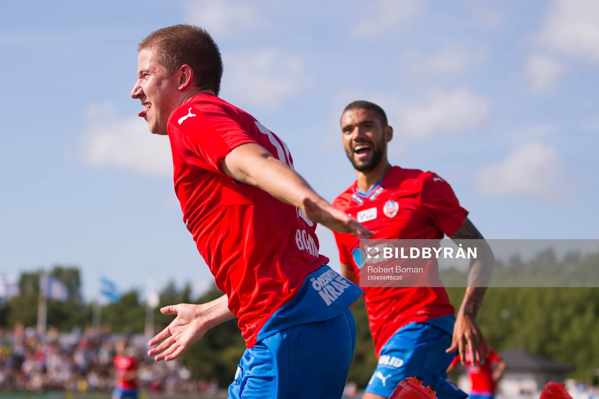 Helsingborgs Darijan Bojanic (närmast i bild) jublar