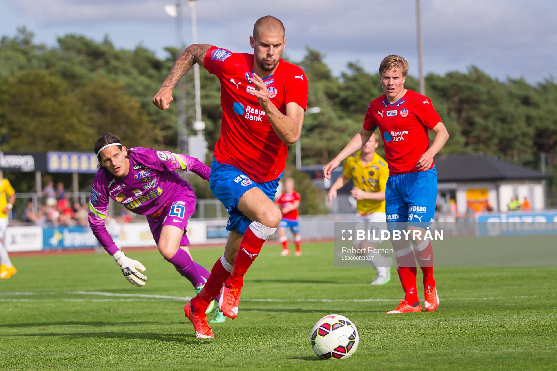 Helsingborgs Robin Simovic har rundat Falkenbergs Målvakt