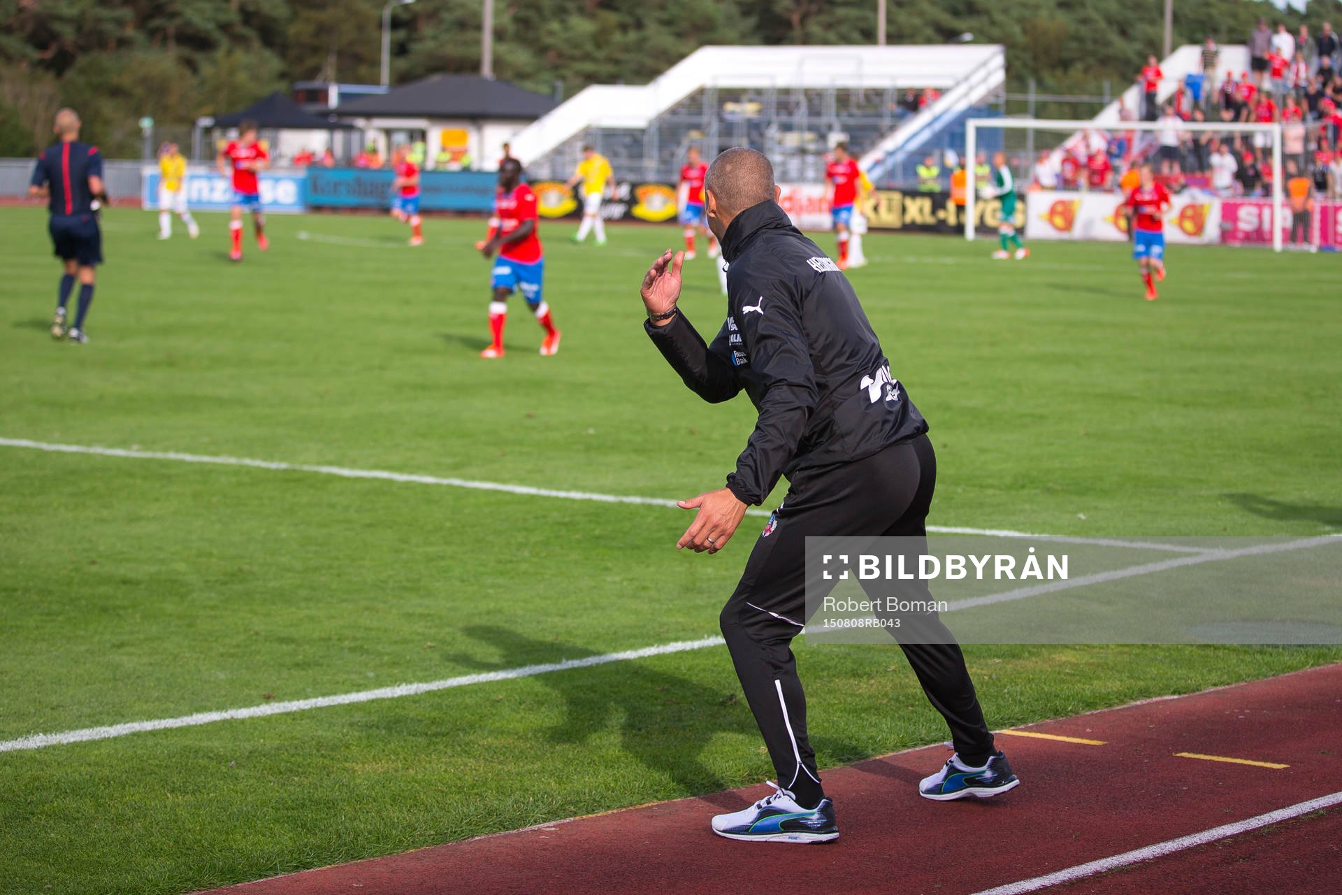 Helsingborgs Tränare Henrik Larsson manar på sina spelare