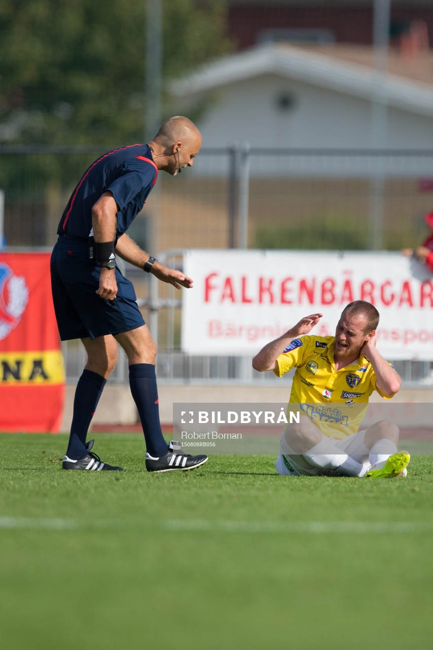Falkenbergs Christoffer Carlsson har fått en smäll och