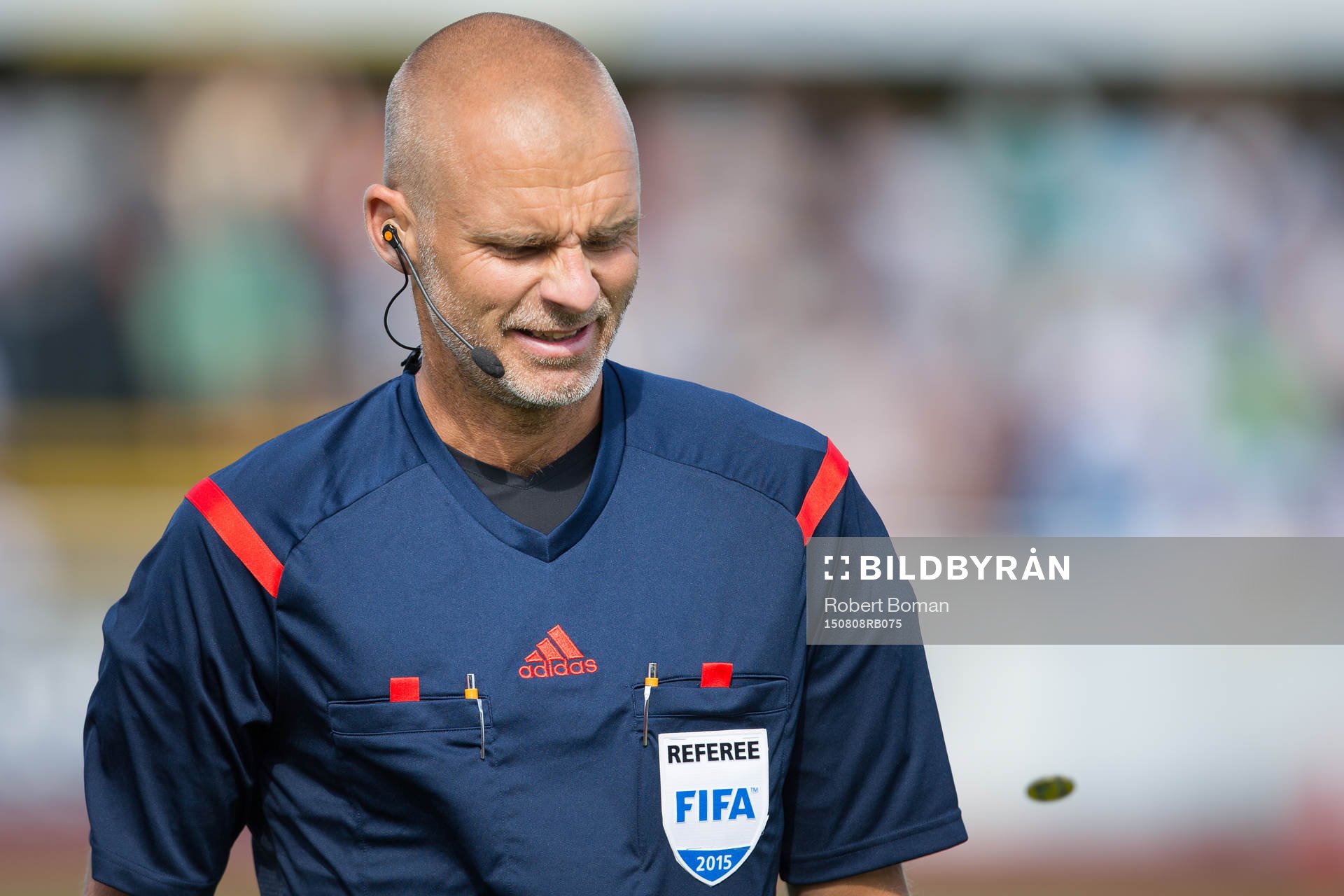 Domare Michael Lerjéus singlar slant före fotbollsmatchen