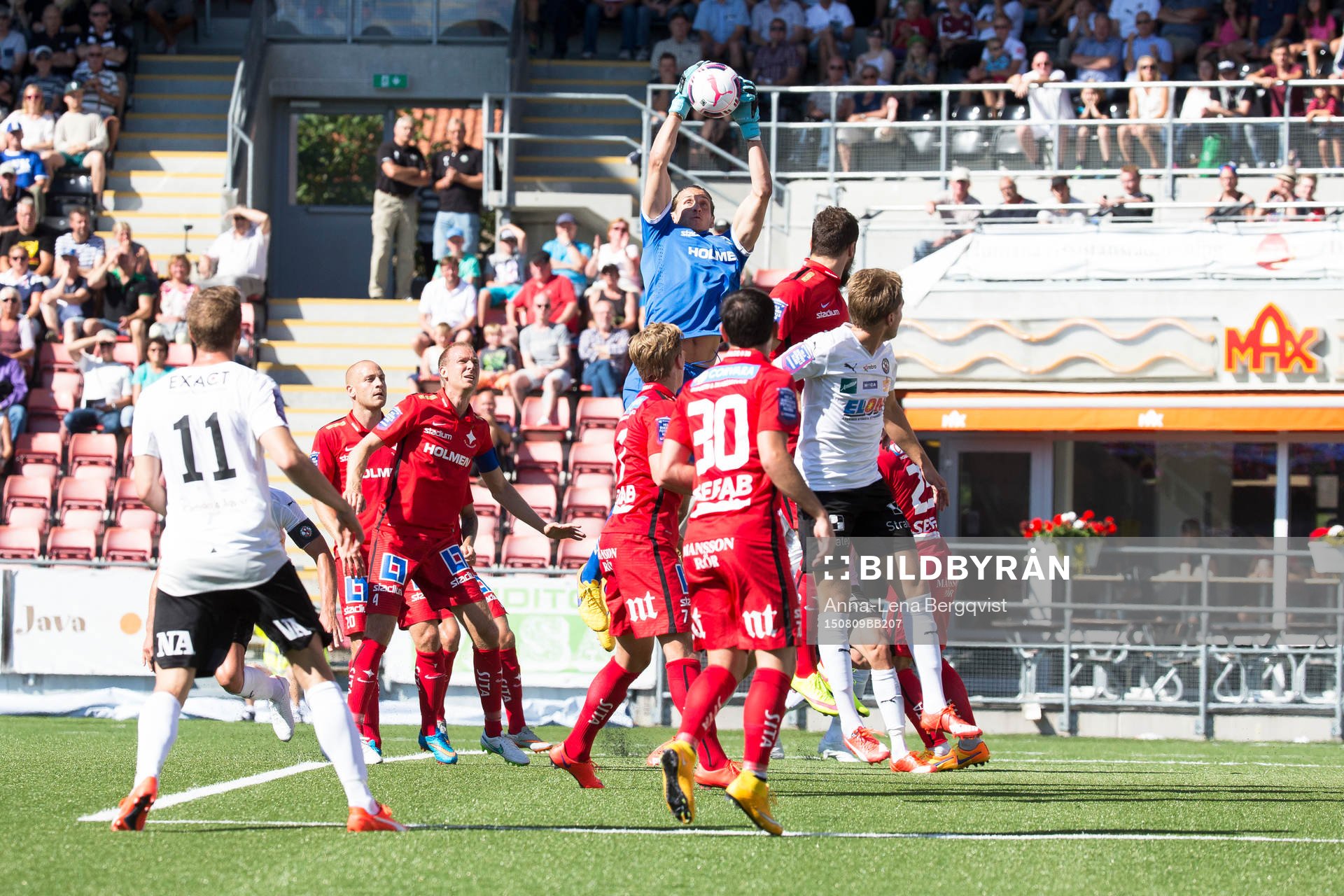 Norrköpings målvakt David Mitov Nilsson räddar