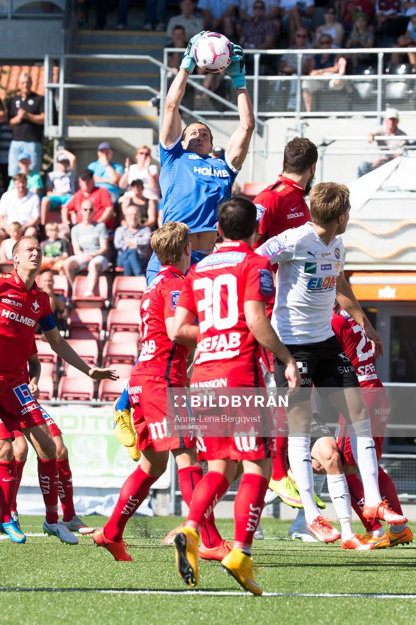 Norrköpings målvakt David Mitov Nilsson räddar