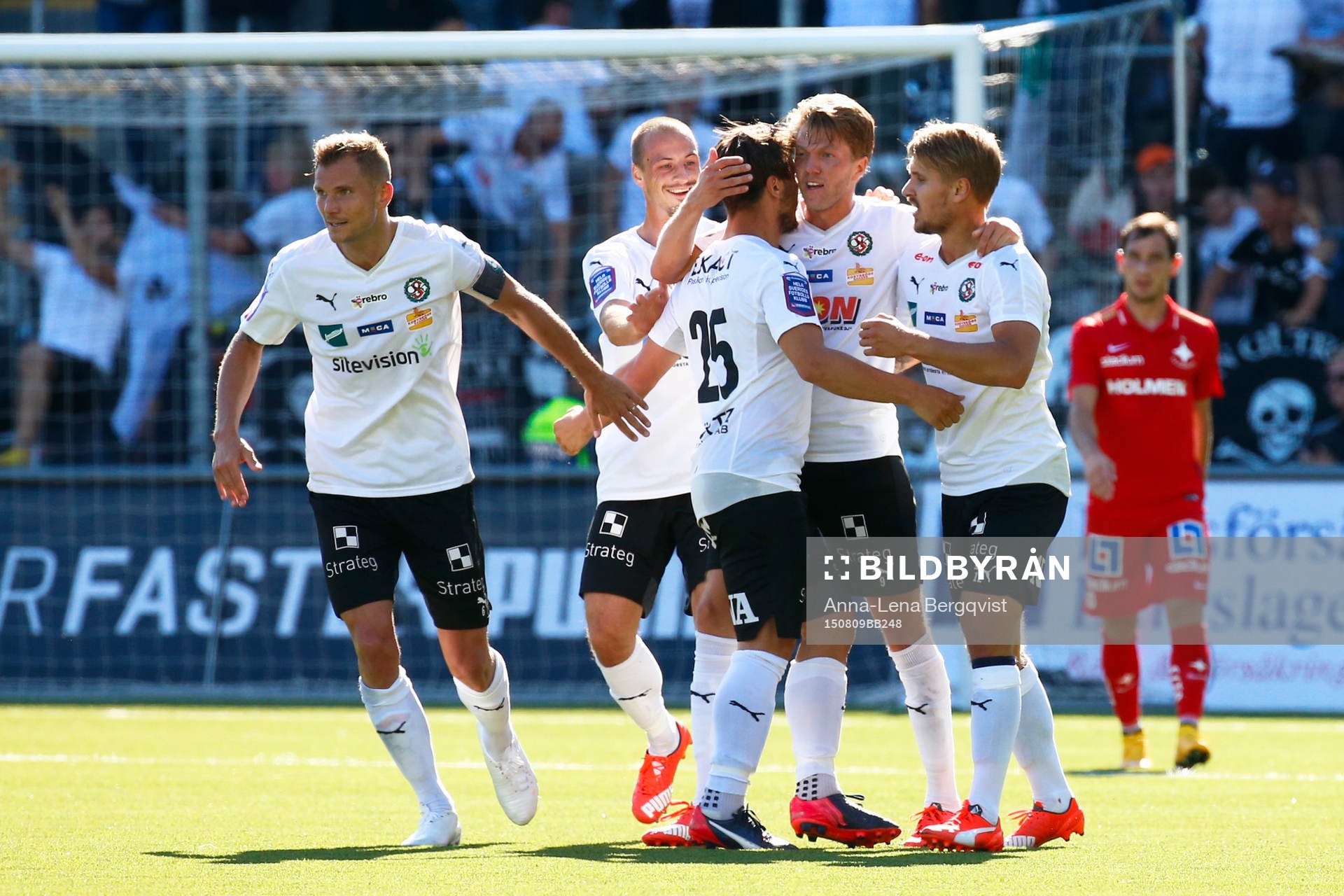 Örebros Martin Broberg jublar
