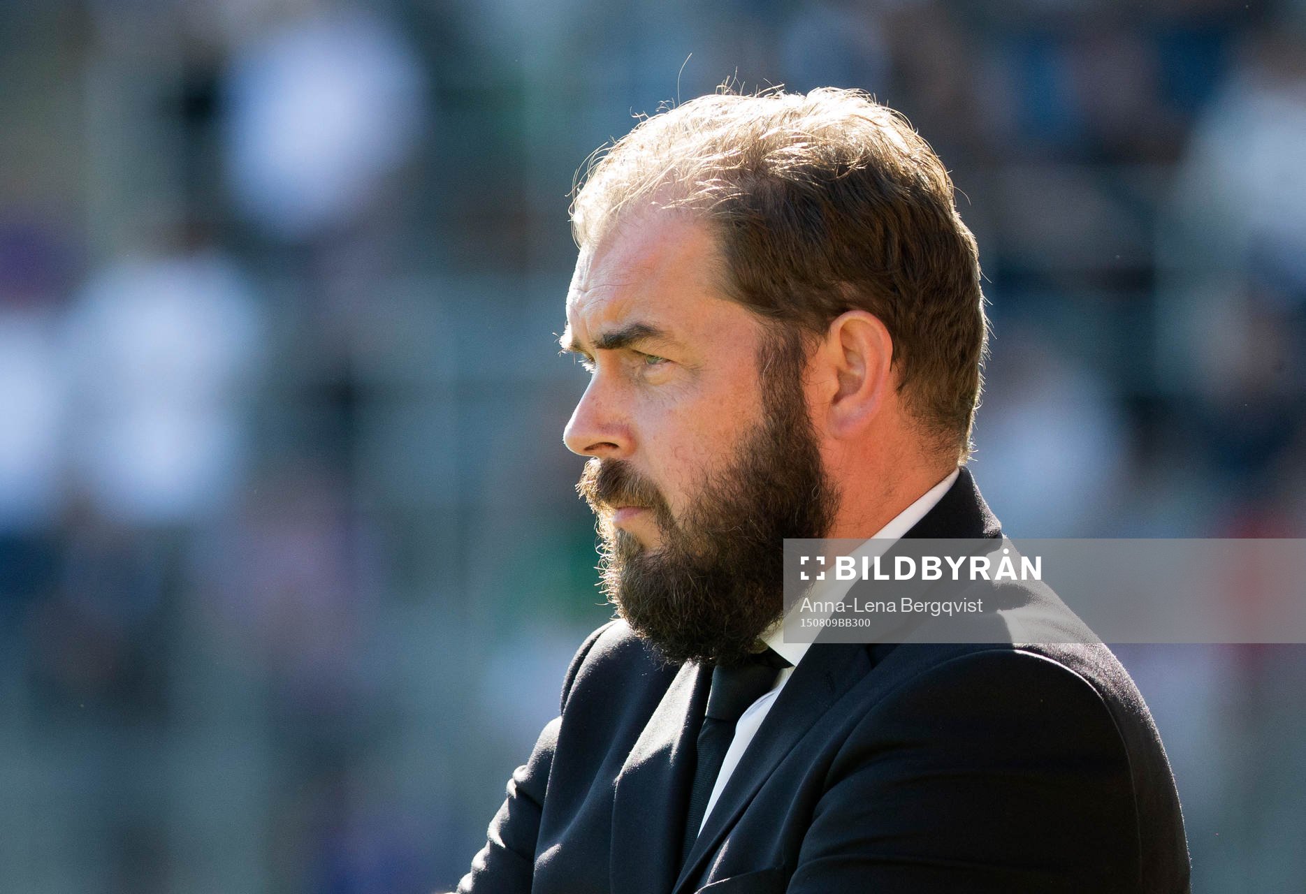 Örebros tränare Alexander Axén ser bekymrad ut