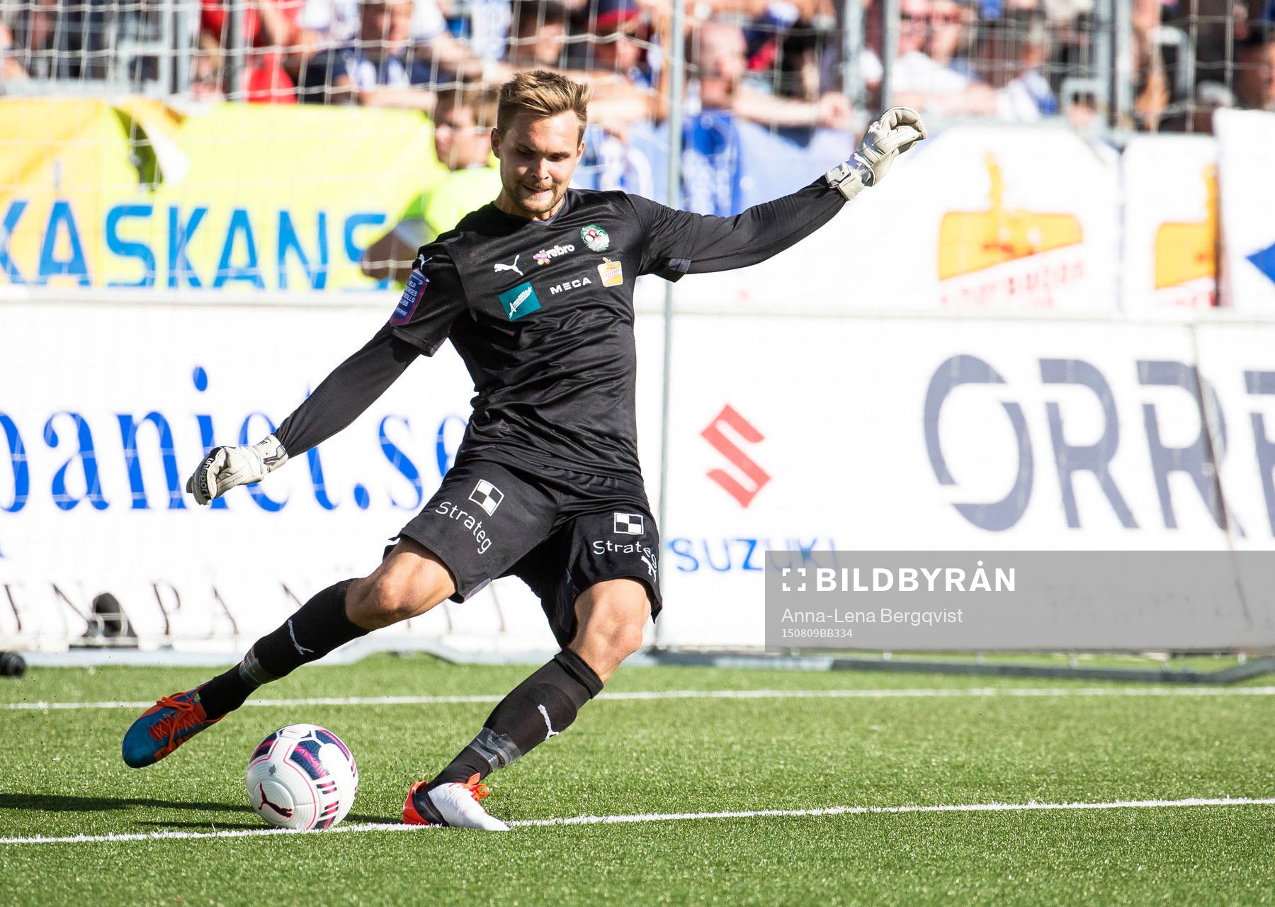 Örebros målvakt Oscar Jansson vid en utspark under fotbollsmatchen i Allsvenskan mellan Örebro och Norrköping den 9 augusti 2015 i Örebro.