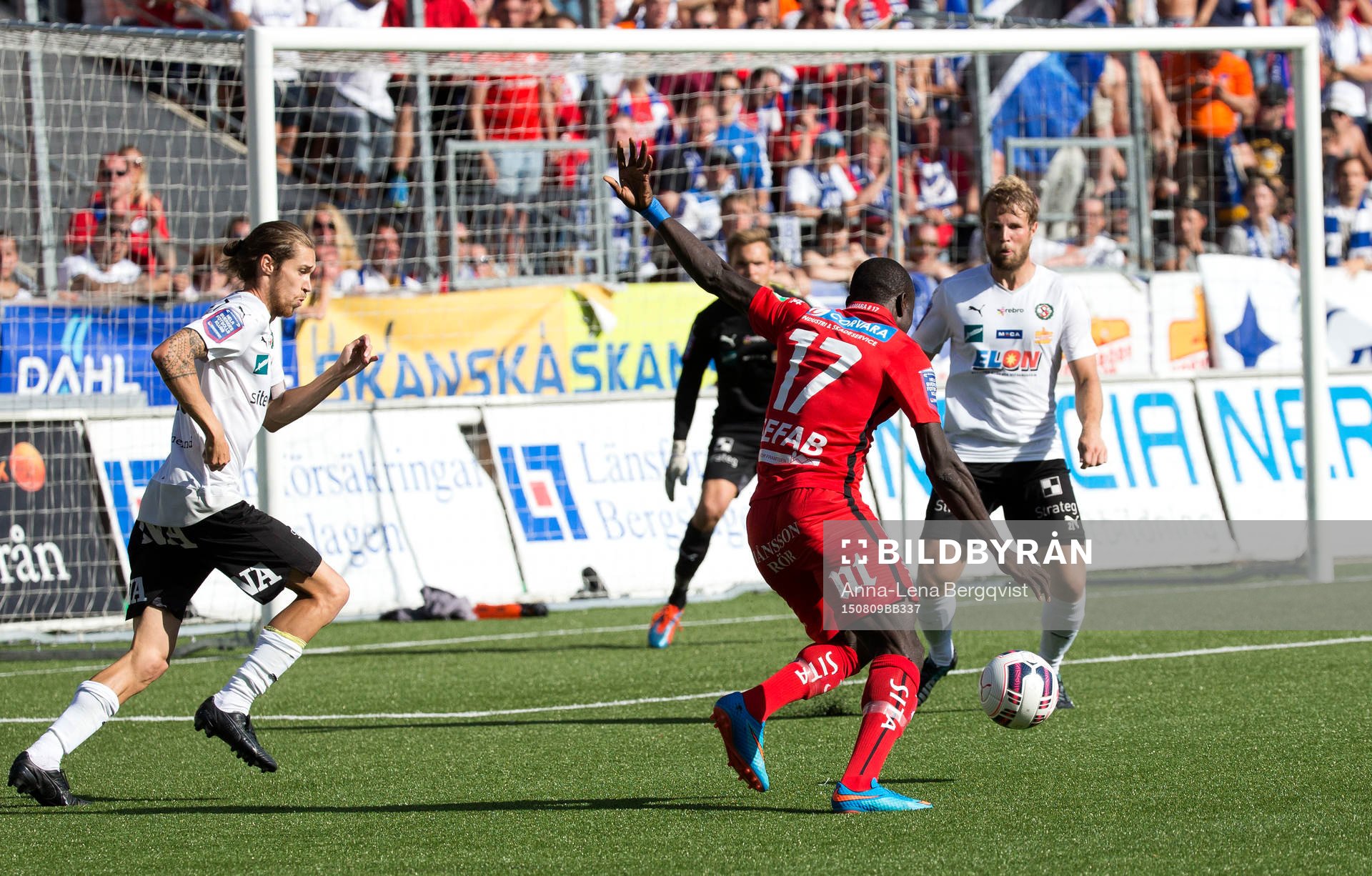 Norrköpings Alhaji Kamara anfaller