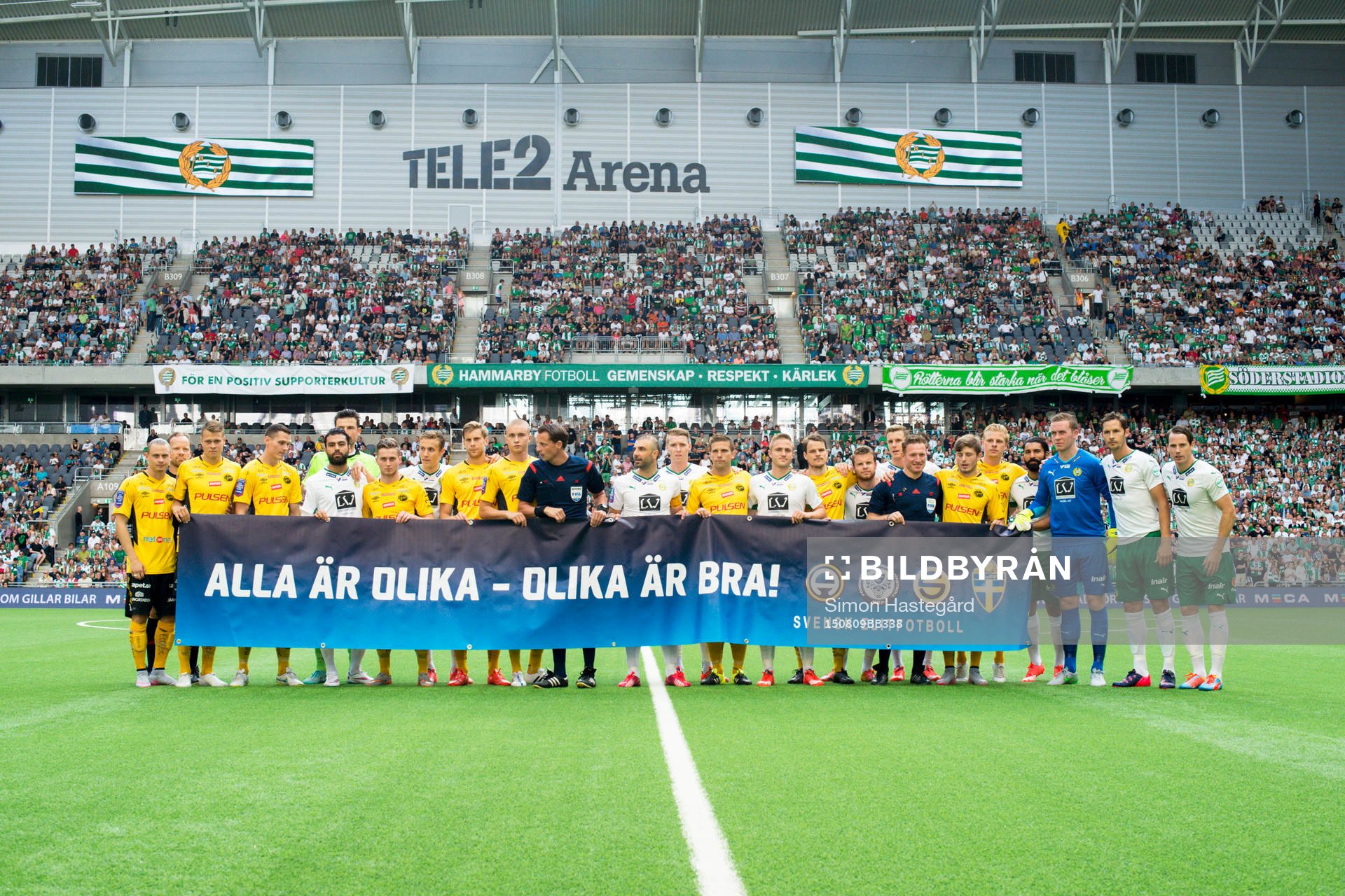 Båda lagens spelare med en banderoll
