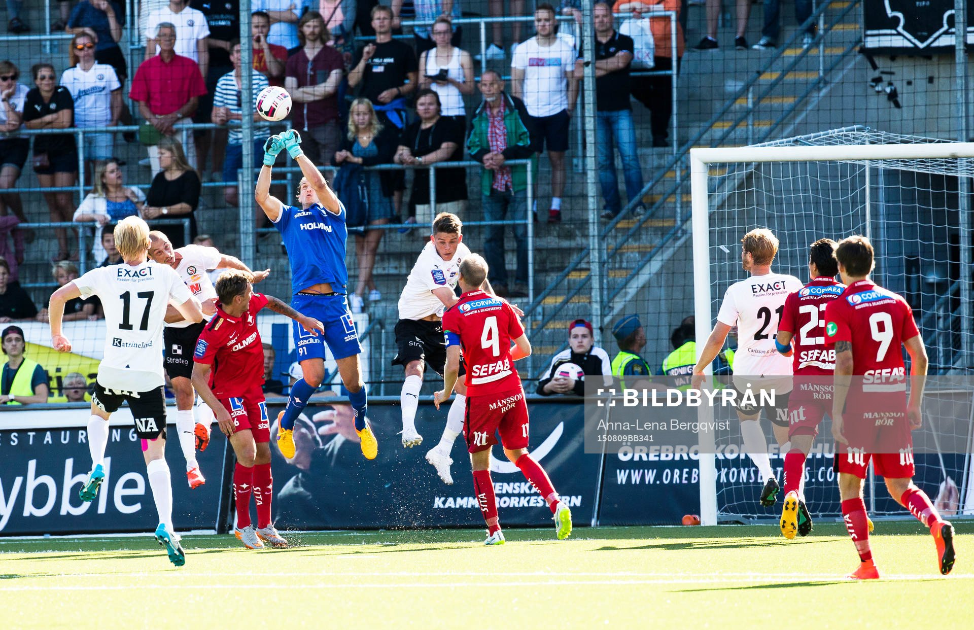 Norrköpings målvakt David Mitov Nilsson räddar