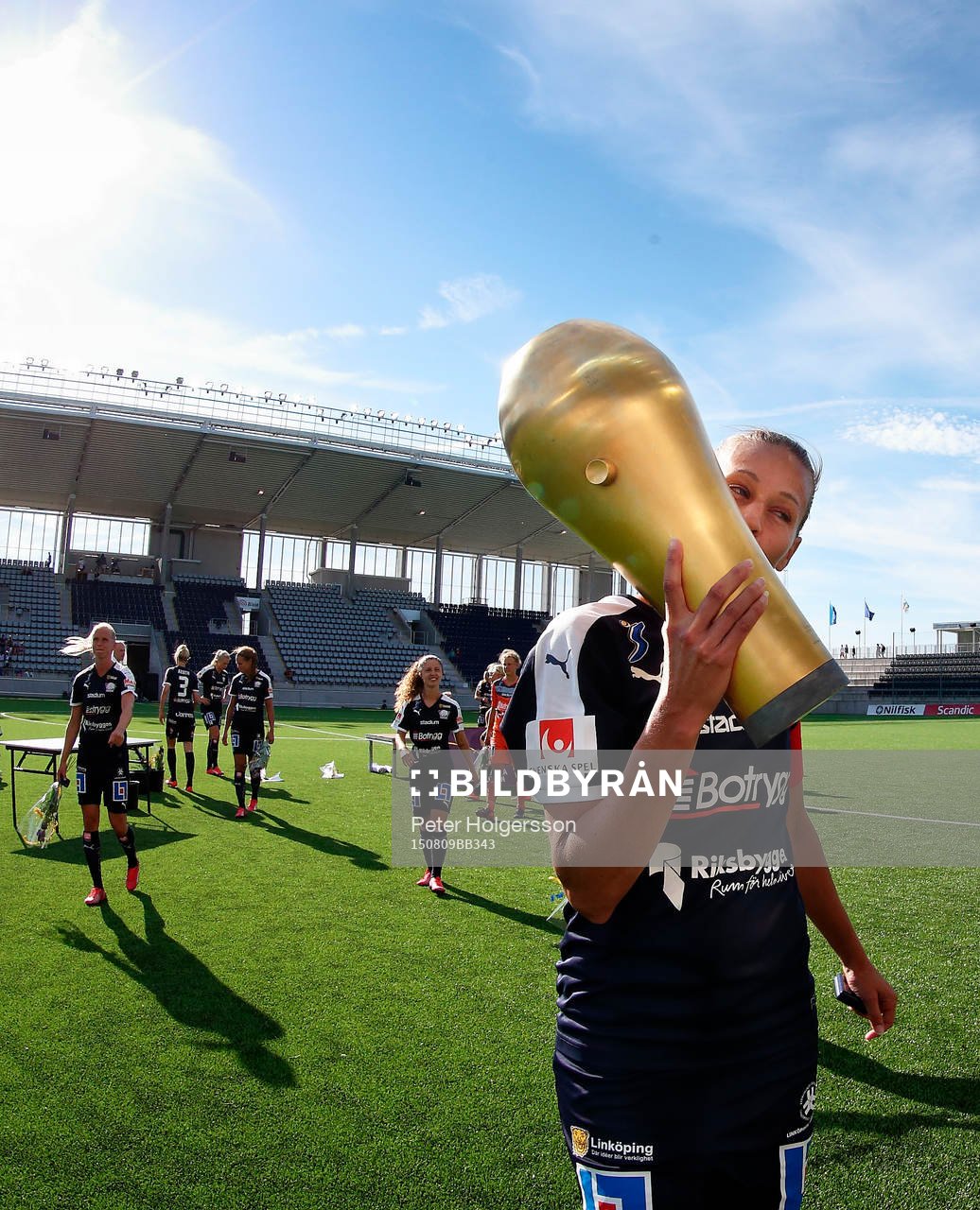 Linköpings Charlotte Rohlin jublar med bucklan efter segern under fotbollsmatchen finalen i Svenska Cupen mellan Linköping och FC Rosengård den 09 augusti 2015 i Linköping.