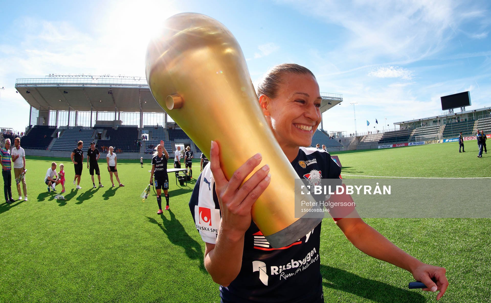 Linköpings Charlotte Rohlin jublar med bucklan