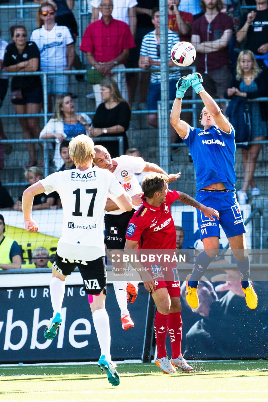 Norrköpings målvakt David Mitov Nilsson räddar