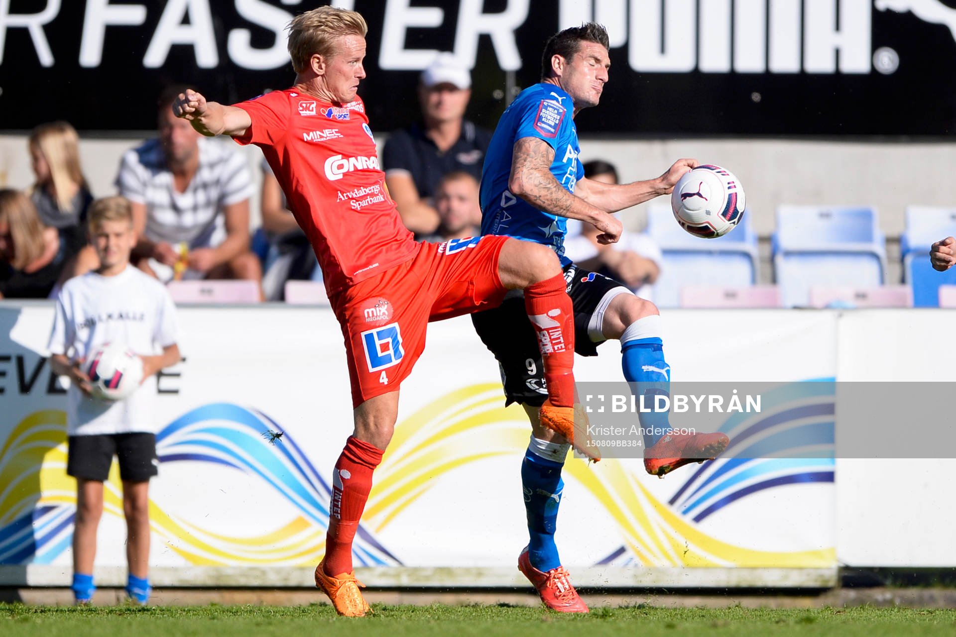 Åtvidabergs Andreas Dahlén och Halmstads James Keene