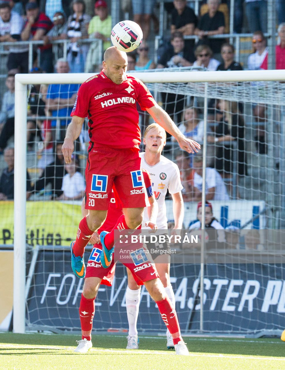 Norrköpings Daniel Sjölund nickar