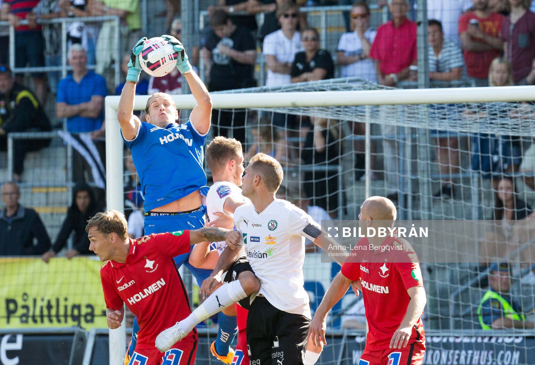 Norrköpings målvakt David Mitov Nilsson vid en räddning