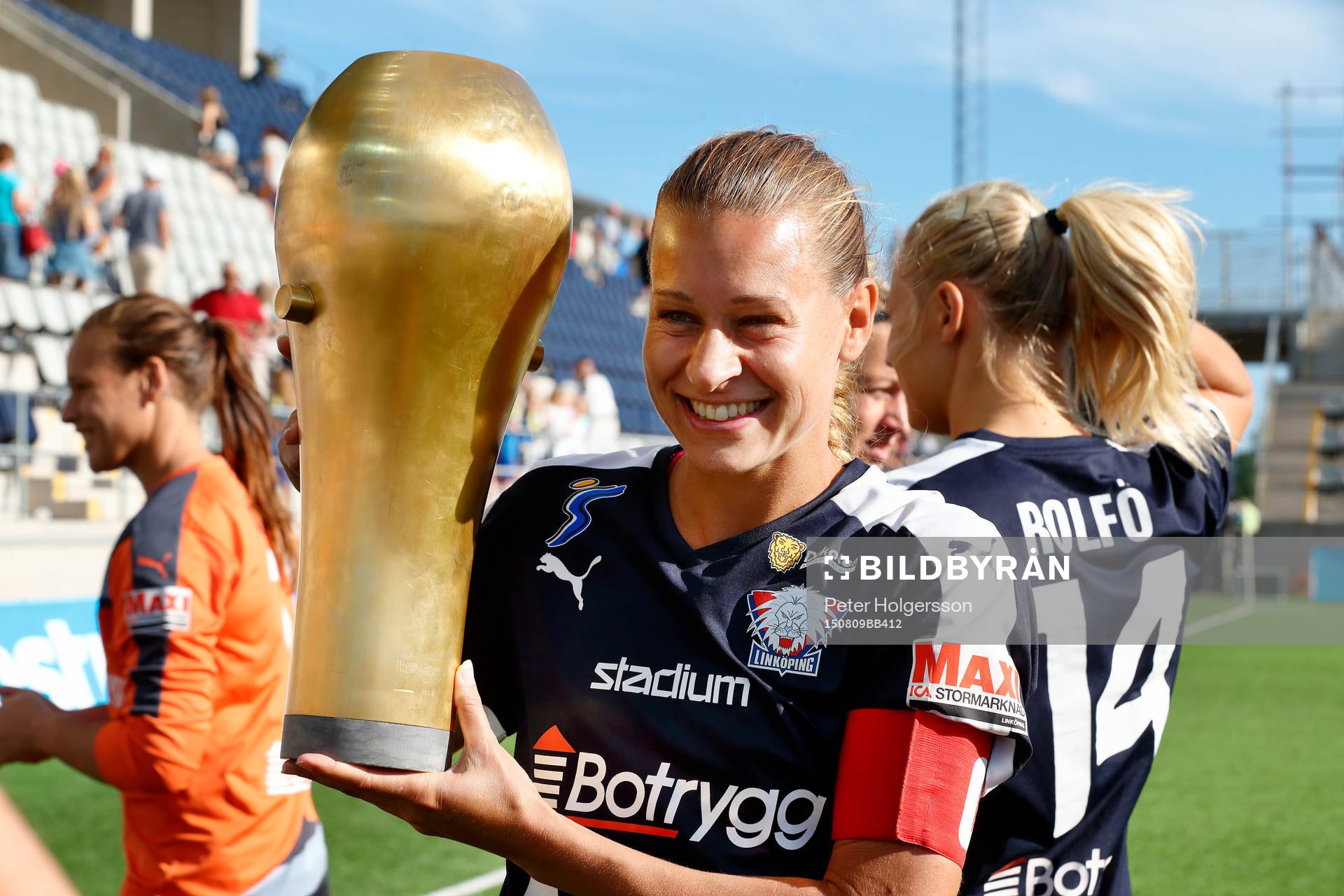Linköpings Charlotte Rohlin jublar med bucklan
