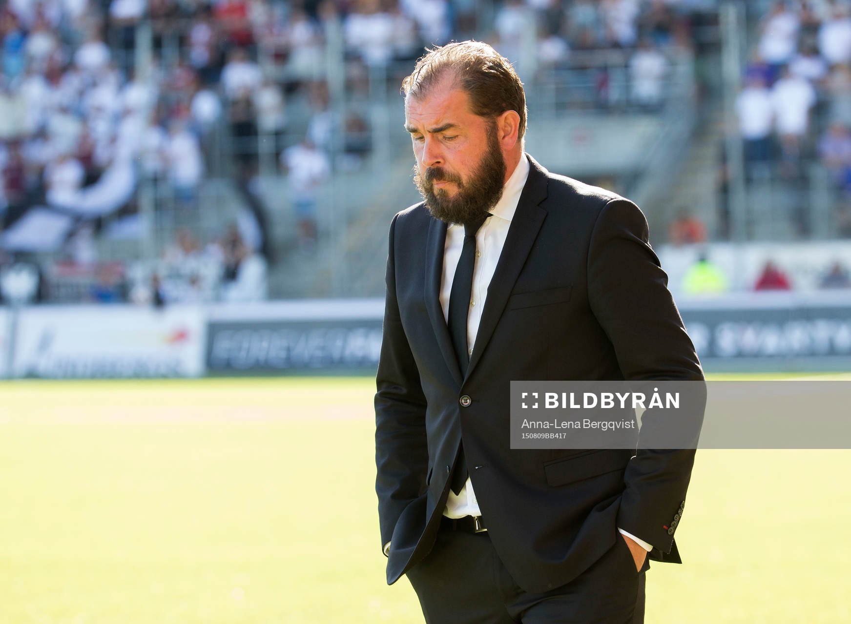 Örebros tränare Alexander Axén ser deppig ut
