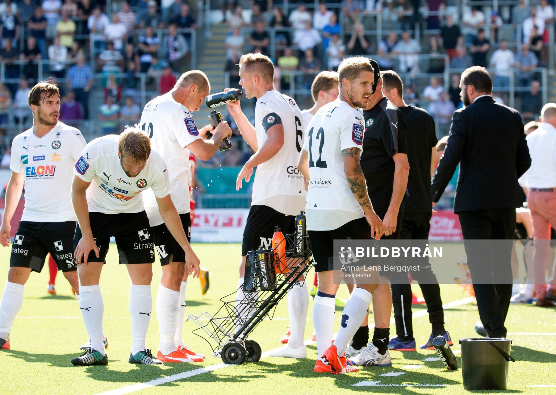 Örebros spelare tar en vatten paus