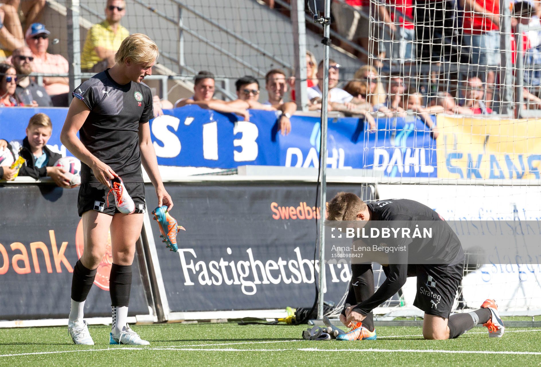 Örebros målvakt Oscar Jansson byter skor