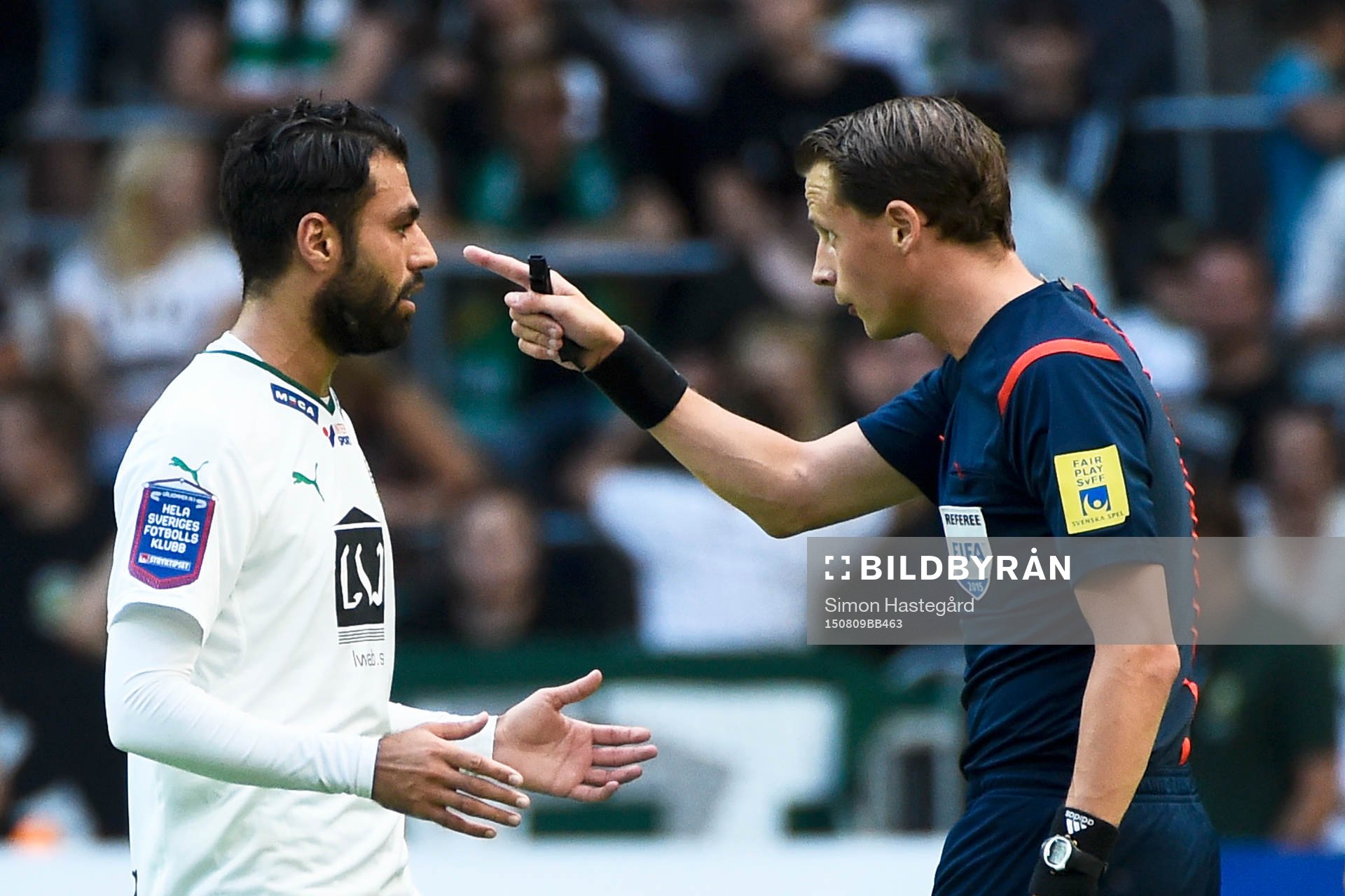 Hammarbys Imad Khalili diskuterar med domare Andreas Ekberg