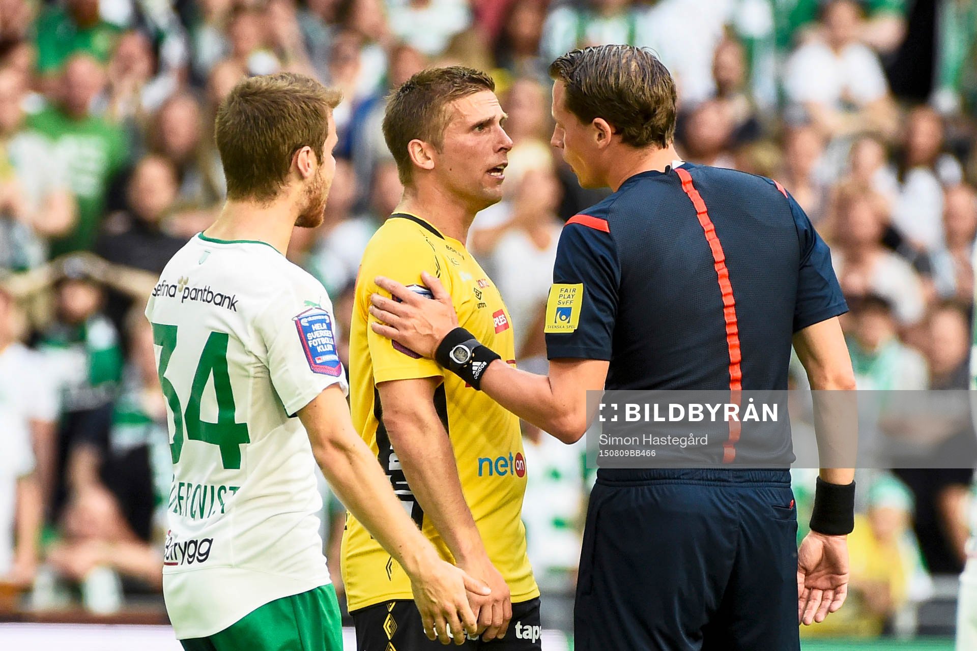 Domare Andreas Ekberg diskuterar med Elfsborgs Anders