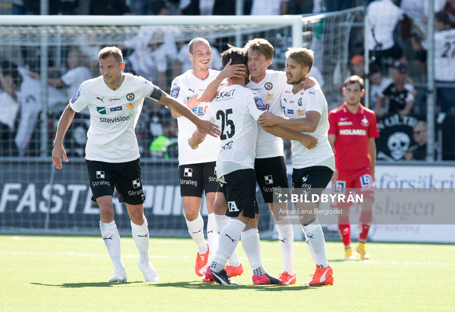 Örebros Nordin Gerzic kramas om efter mål 1-2 under fotbollsmatchen i Allsvenskan mellan Örebro och Norrköping den 9 augusti 2015 i Örebro.