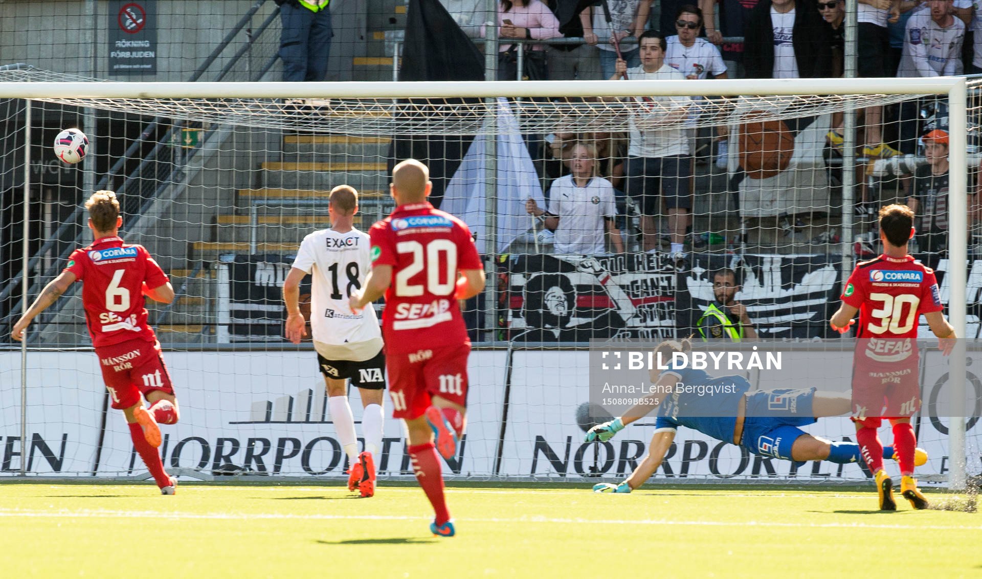 Norrköpings målvakt David Mitov Nilsson ser bollen gå in