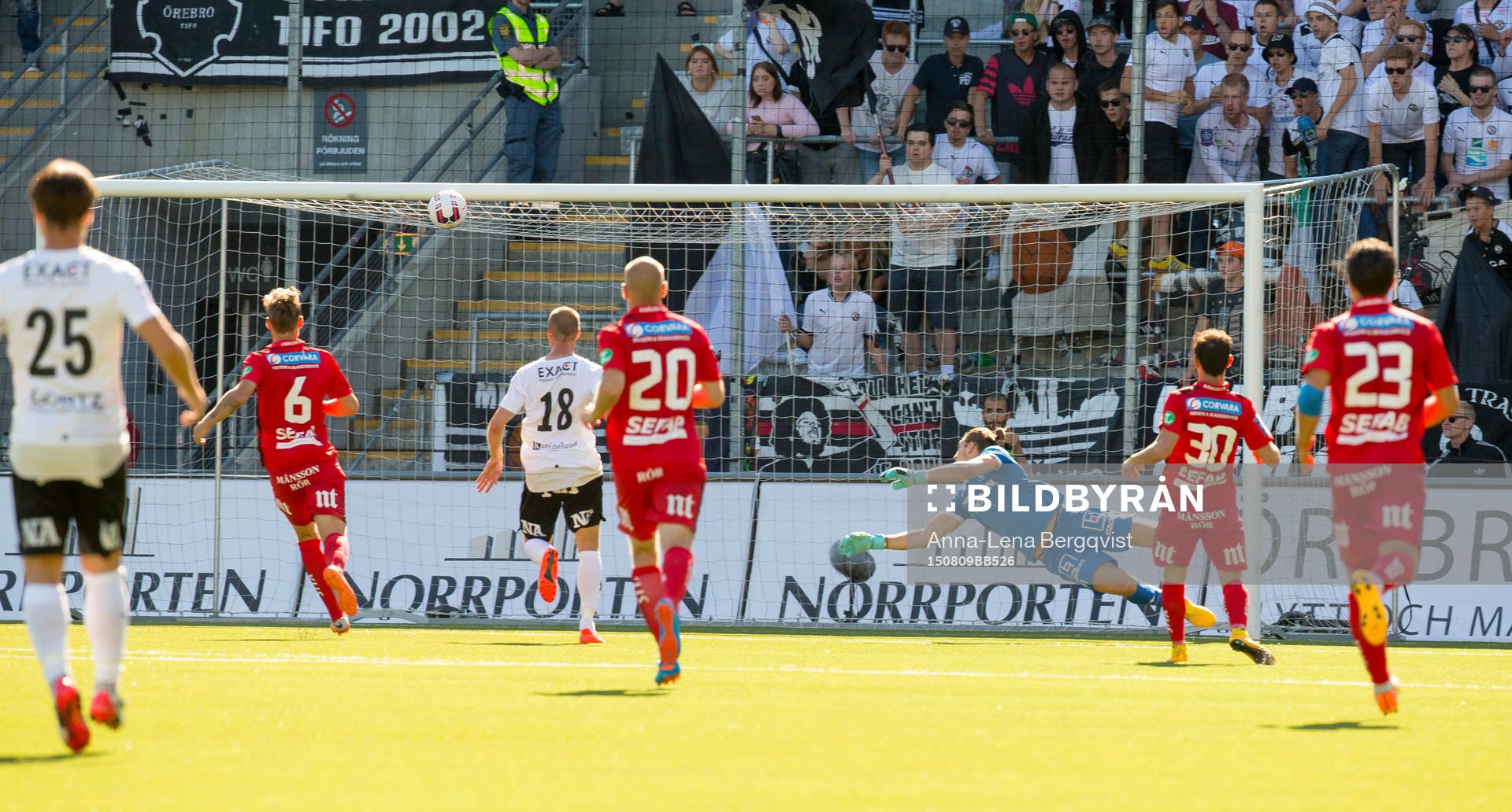 Norrköpings målvakt David Mitov Nilsson ser bollen gå in