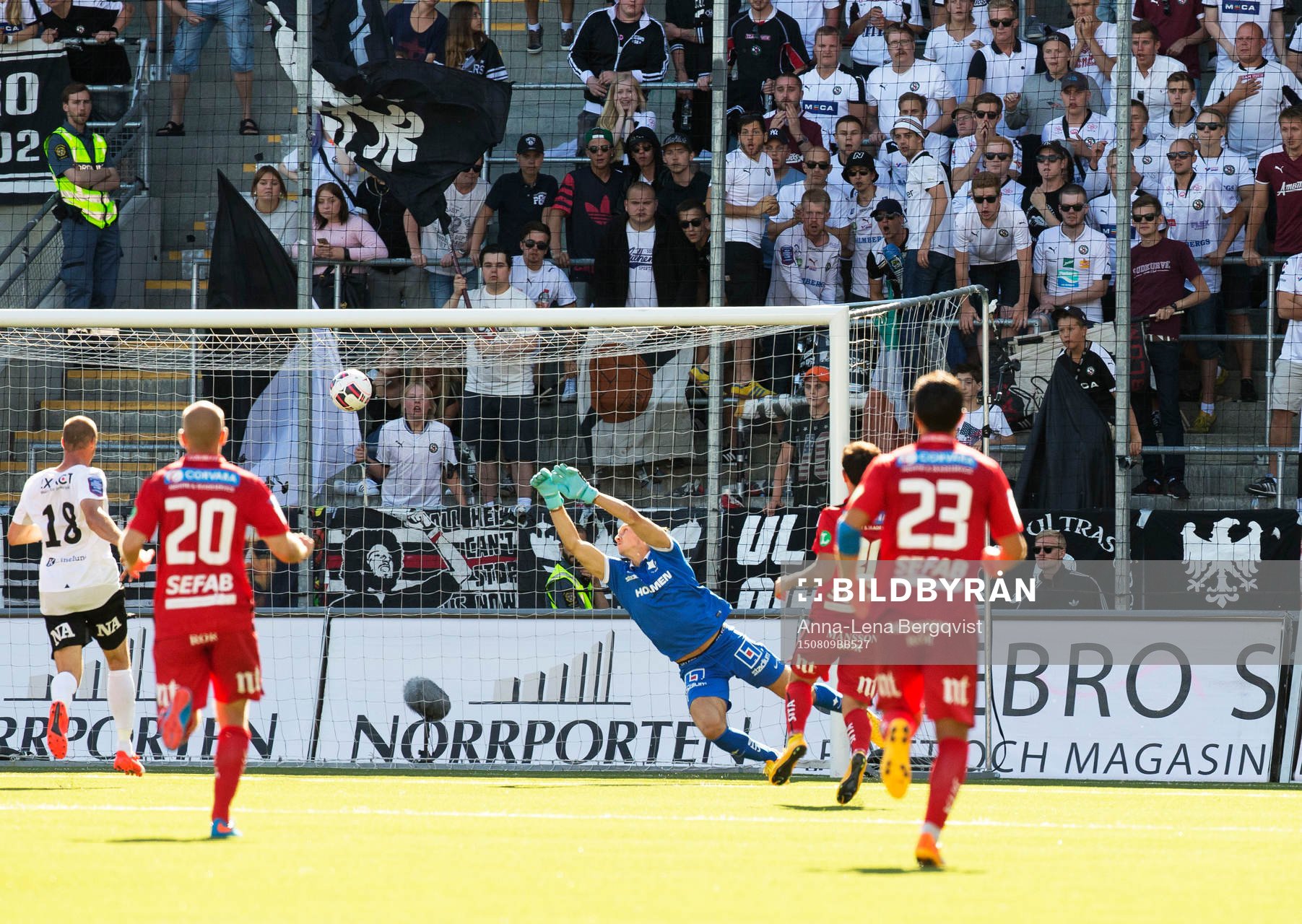Norrköpings målvakt David Mitov Nilsson ser bollen gå in