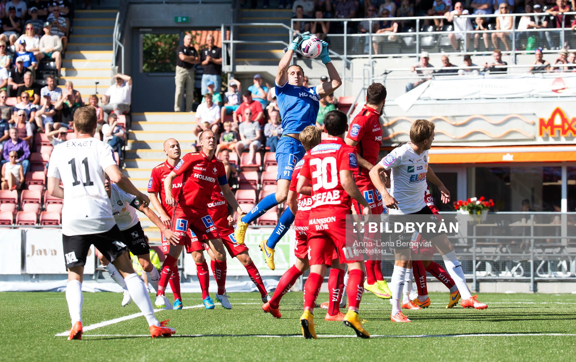 Norrköpings målvakt David Mitov Nilsson räddar