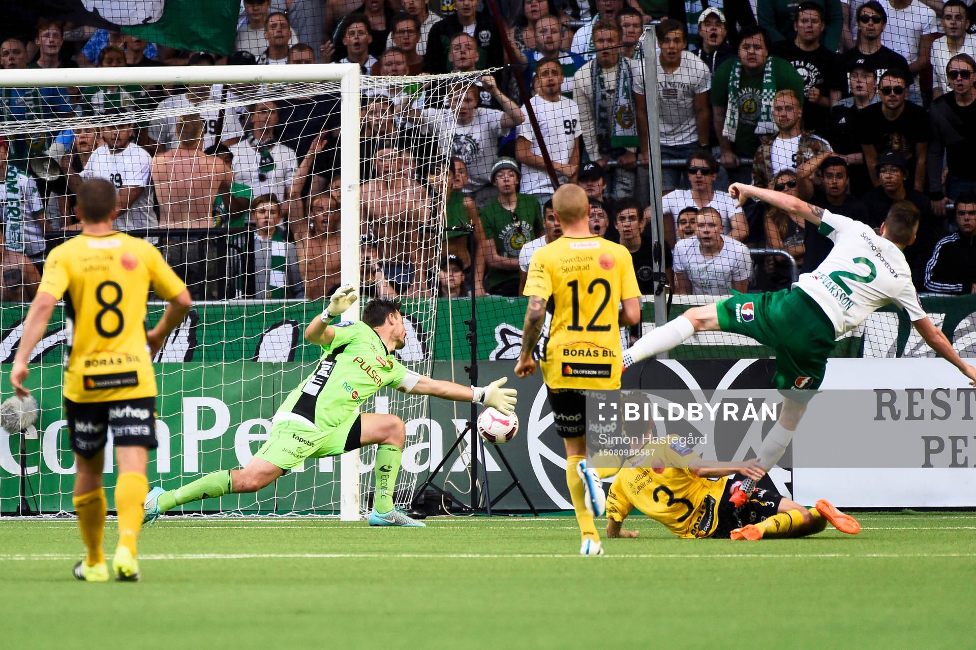 Hammarbys Birkir Már Saevarsson faller över Elfsborgs