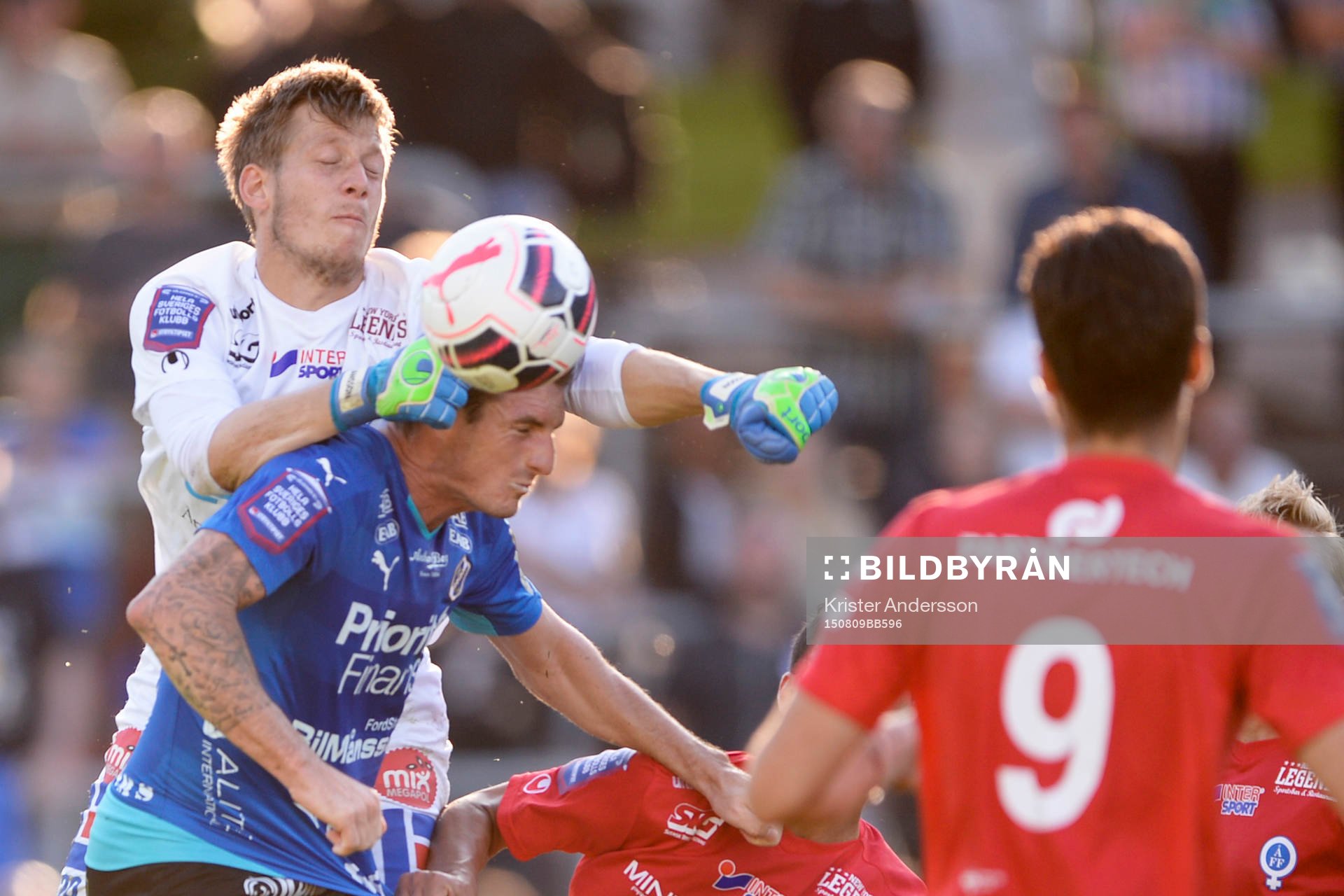 Åtvidabergs målvakt Gustav Jansson och Halmstads James Keene under fotbollsmatchen i Allsvenskan mellan Halmstad och Åtvidaberg den 9 augusti 2015 i Halmstad.