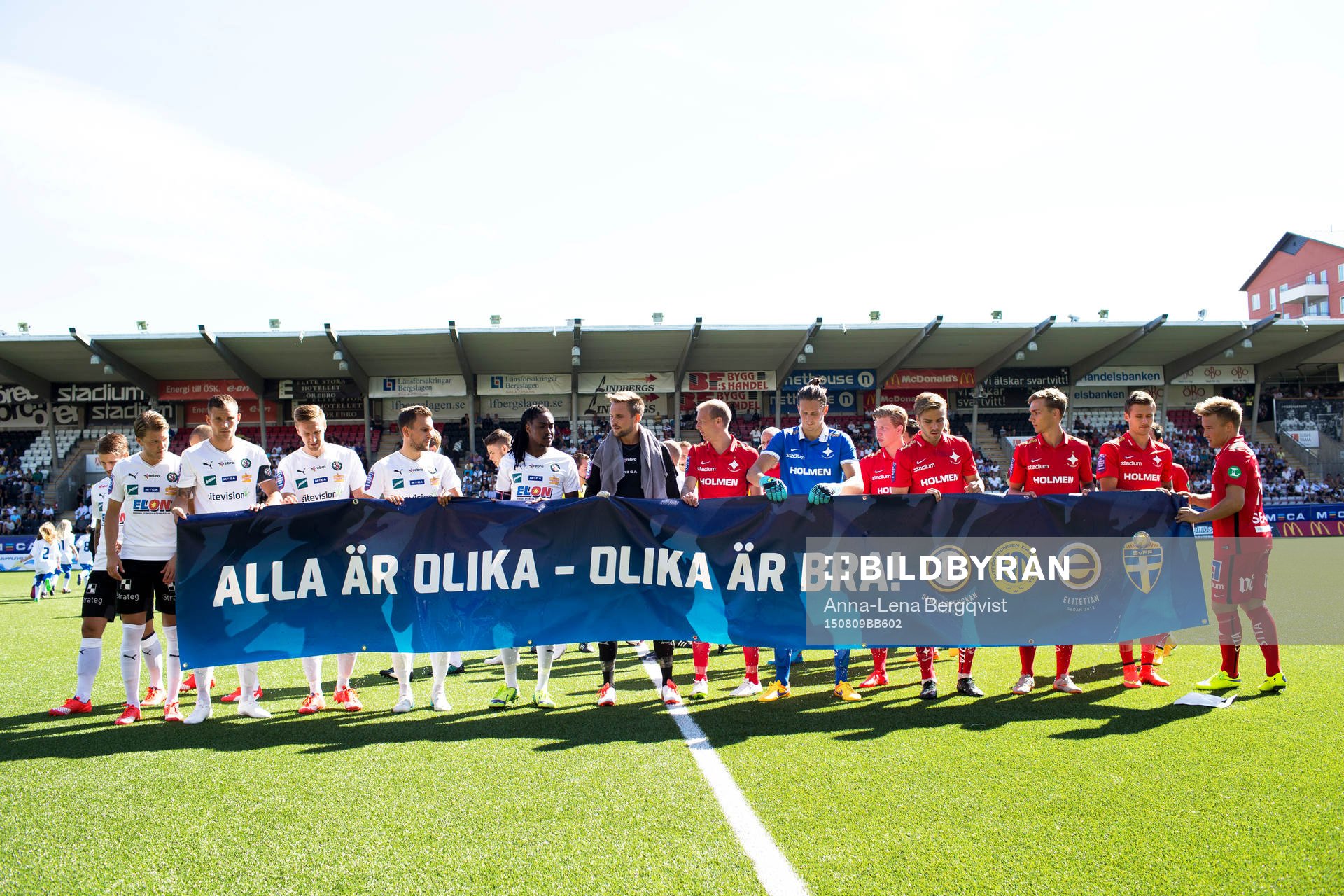 Örebros spelare och Norrköpings spelare håller upp