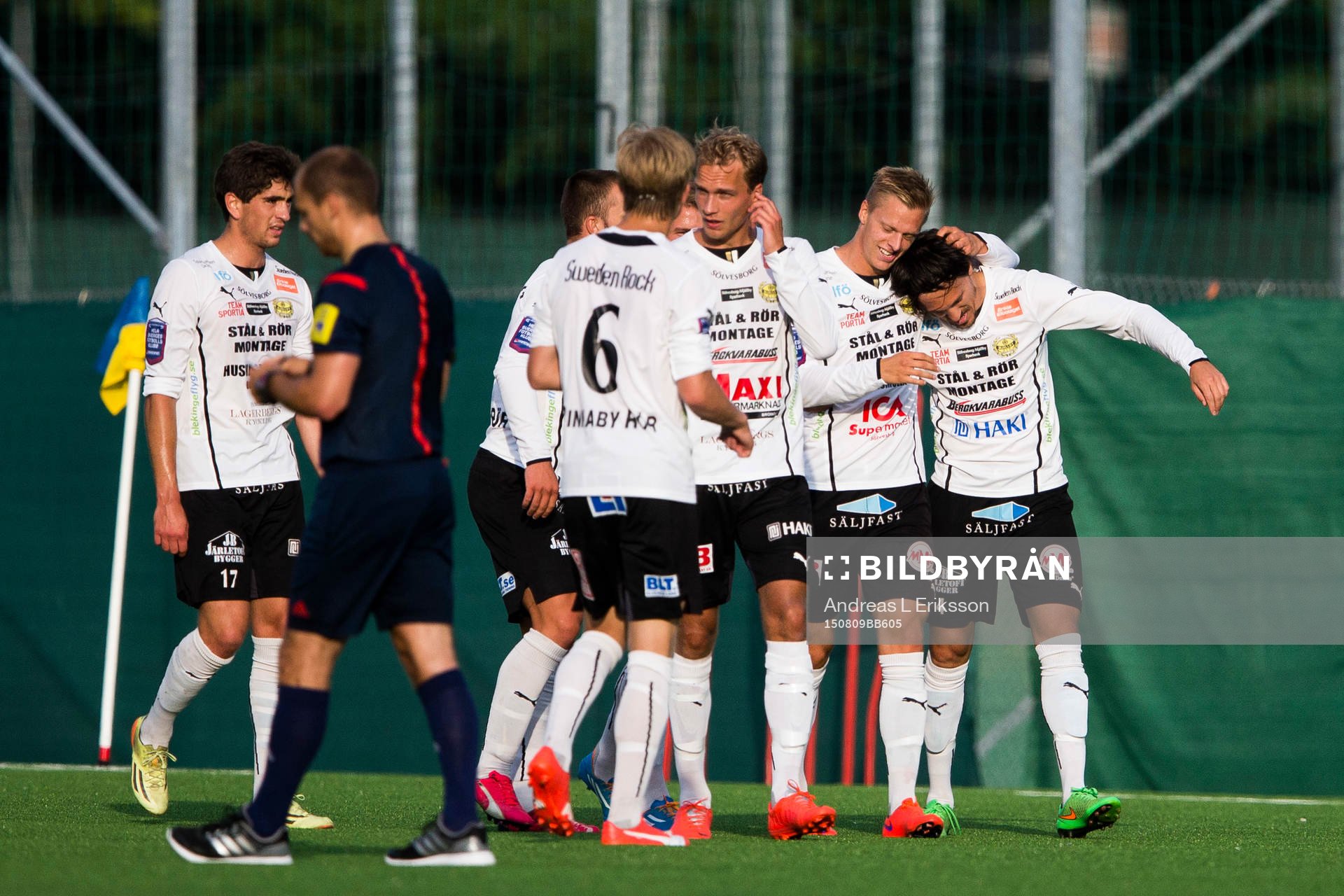 Mjällbys Mattias Håkansson jublar tillsammans med sina lagkamrater efter att ha gjort 1-0 för Mjällby under fotbollsmatchen i Superettan mellan Frej Täby och Mjällby den 9 augusti 2015 i Stockholm.