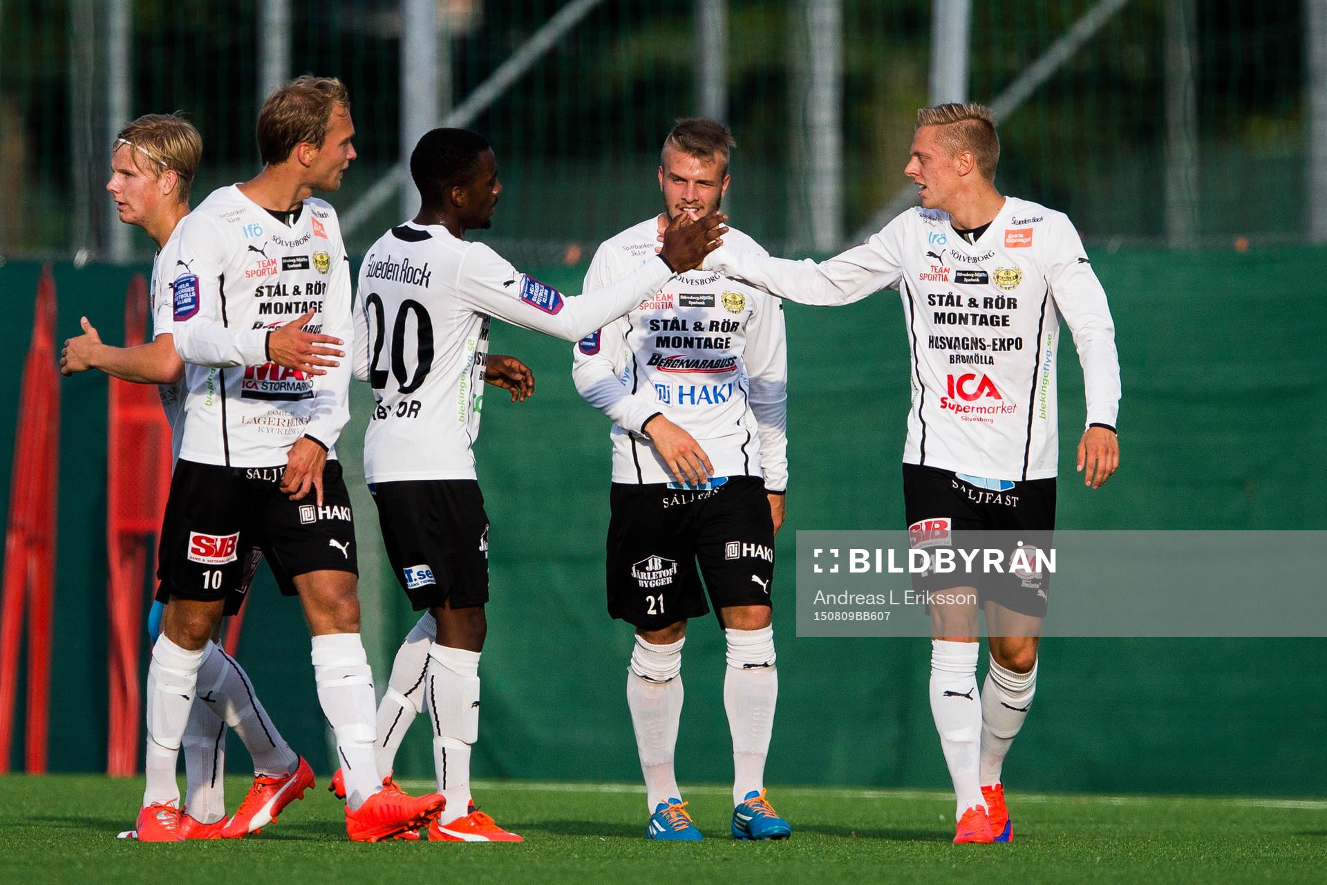 Mjällbys Mattias Håkansson (h) jublar tillsammans med Theophilus Ola och Simon Nilsson efter att ha gjort 1-0 för Mjällby under fotbollsmatchen i Superettan mellan Frej Täby och Mjällby den 9 augusti 2015 i Stockholm.
