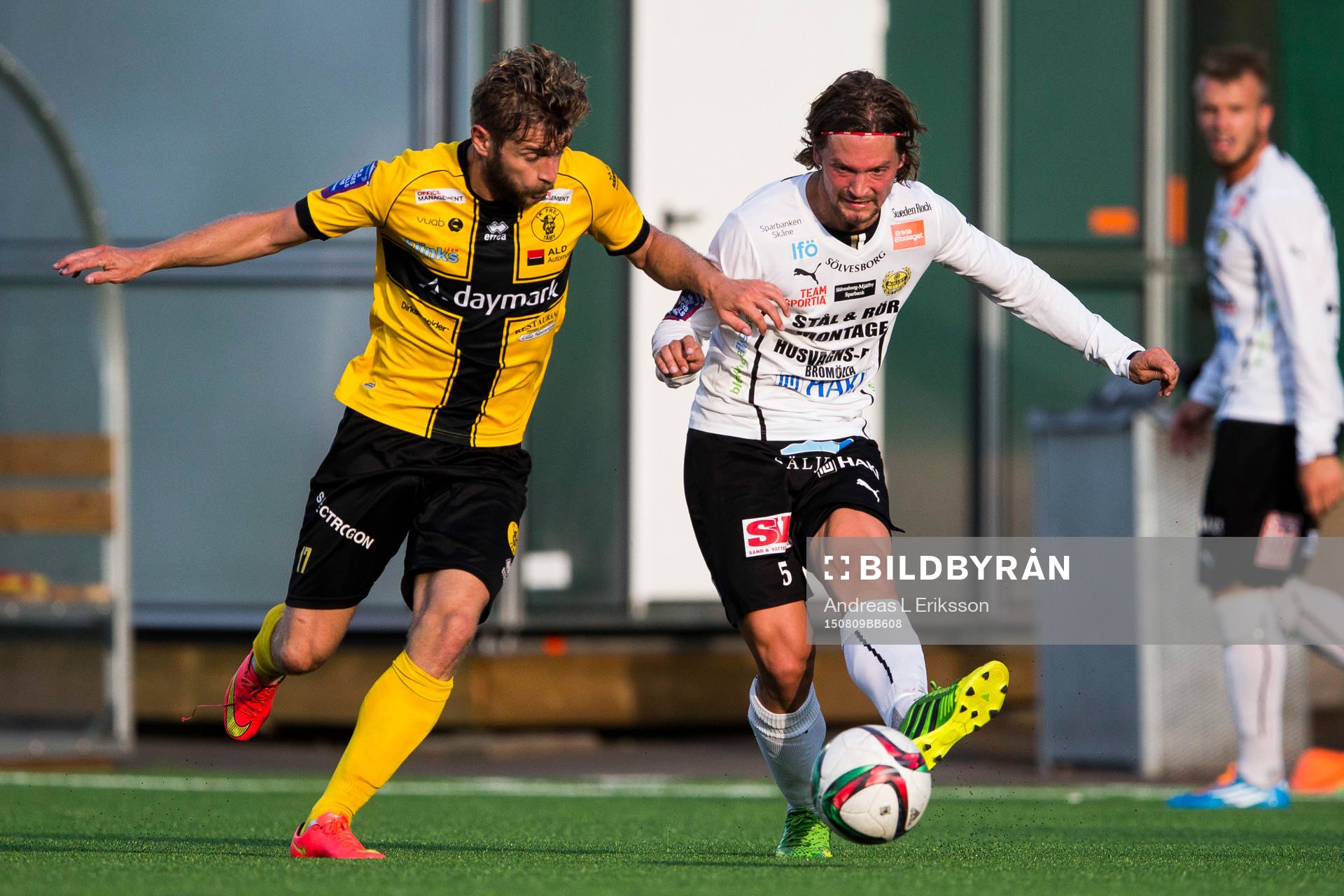 Frej Täbys Christophe Lallet i kamp om bollen med