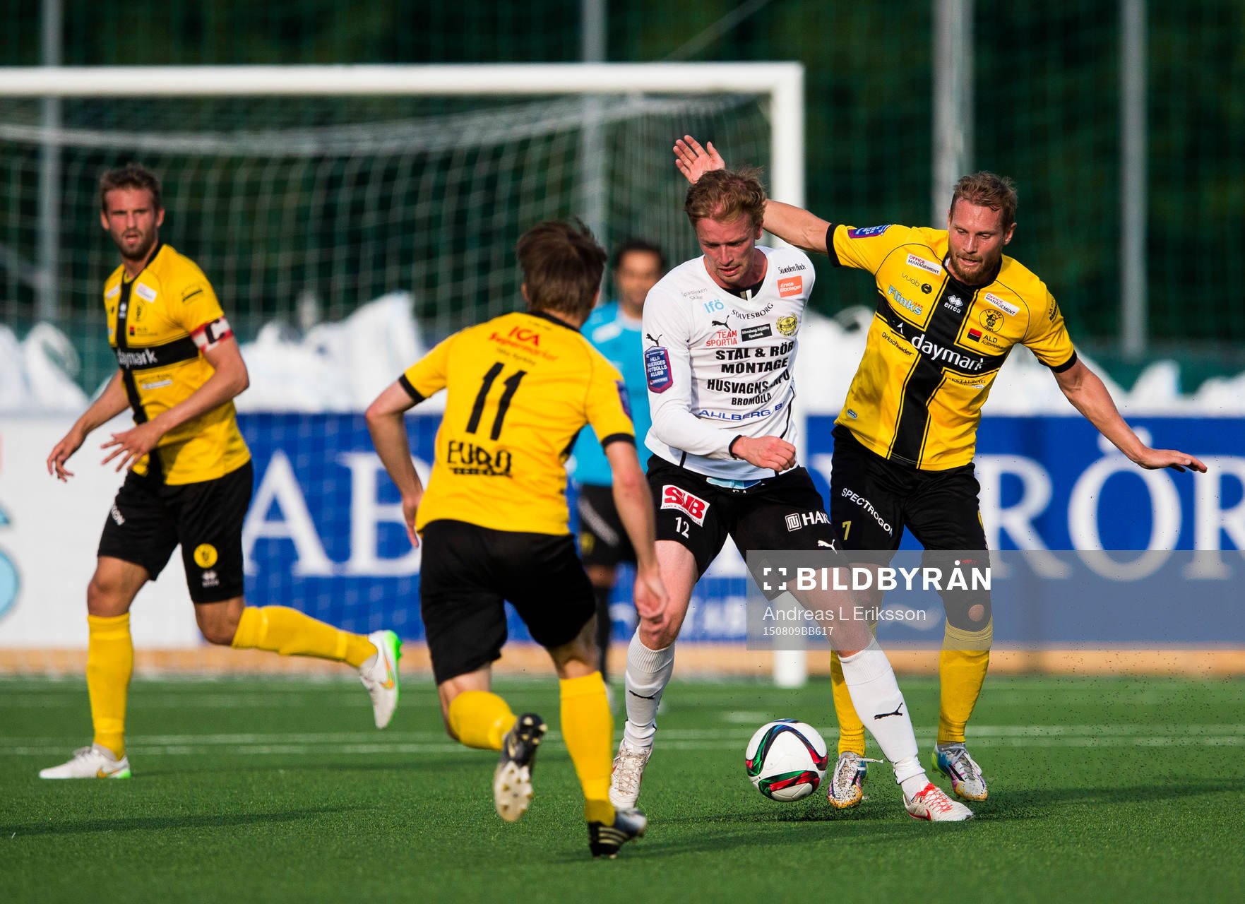 Mjällbys David Löfquist i kamp om bollen med Frej Täbys Adam Gradén och Frej Täbys Richard Spong under fotbollsmatchen i Superettan mellan Frej Täby och Mjällby den 9 augusti 2015 i Stockholm.