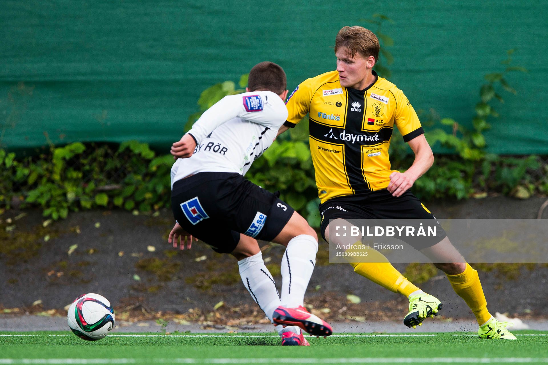 Mjällbys Armin Aganovic och Frej Täbys Victor Söderström