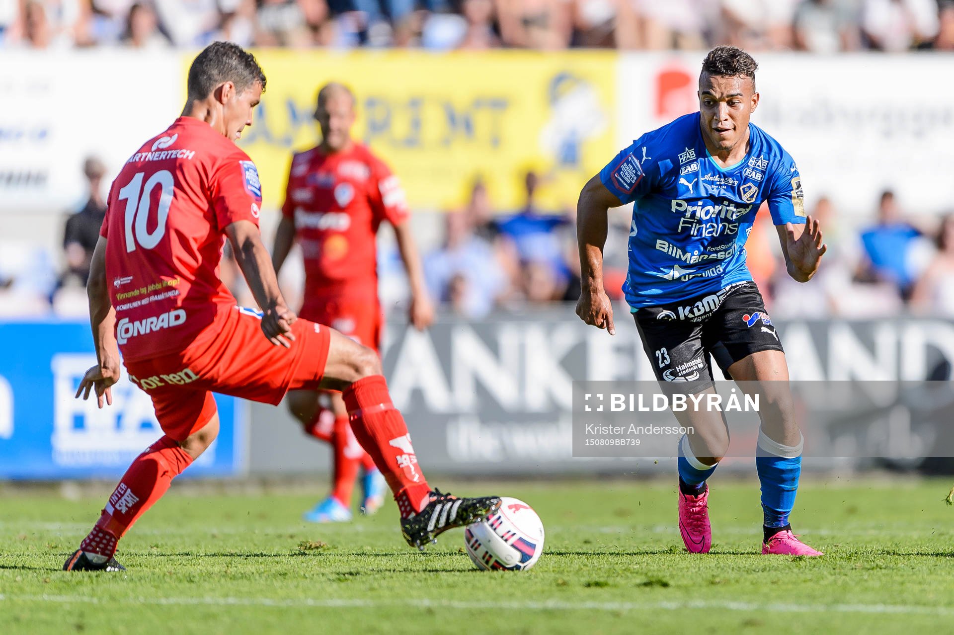 Åtvidabergs Mauricio Albornoz och Halmstads Matthew Rusike