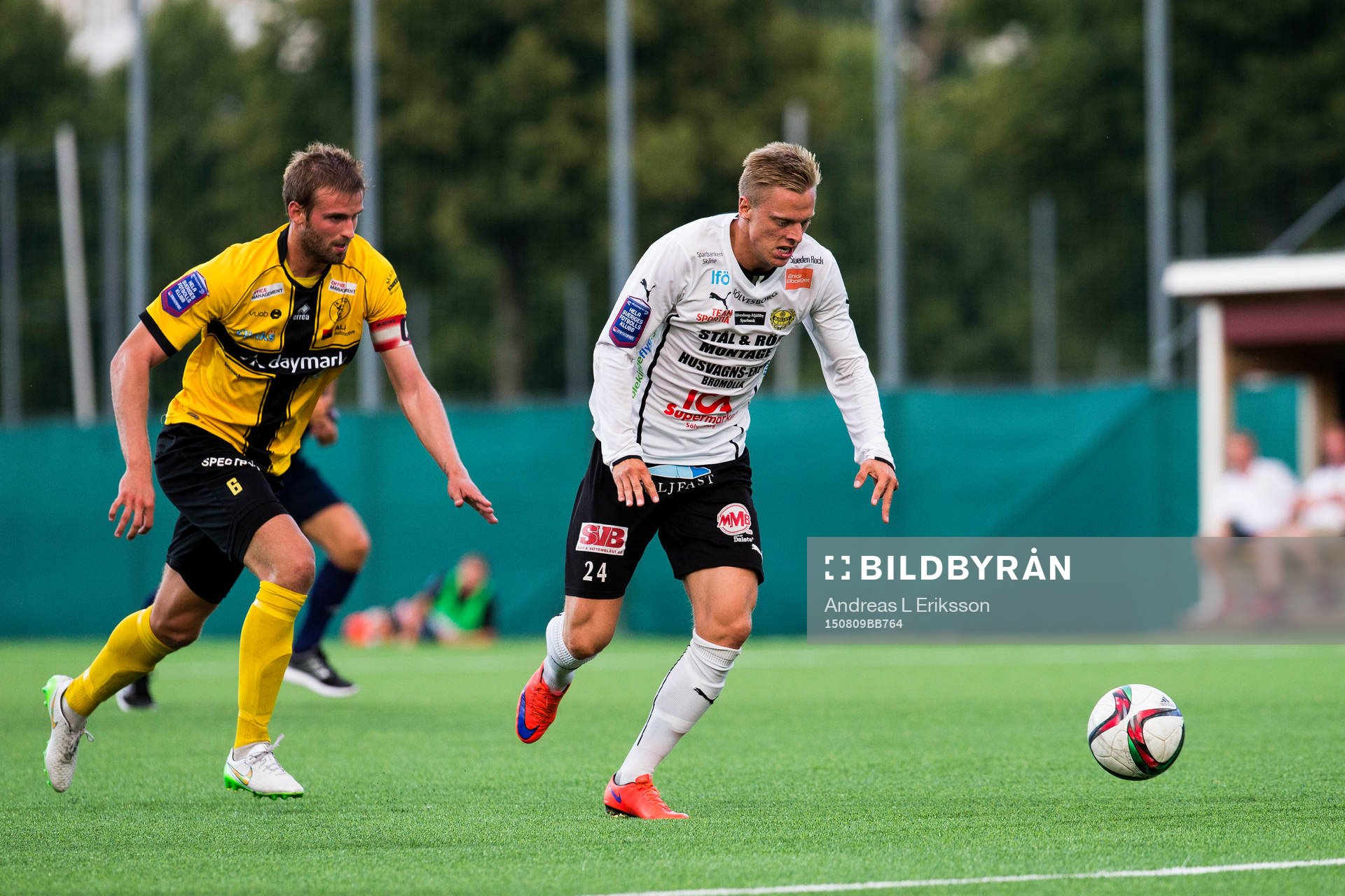 Frej Täbys Johannes Gustafsson jagar Mjällbys Mattias