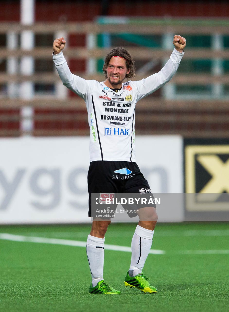 Mjällbys William Leandersson jublar efter fotbollsmatchen i Superettan mellan Frej Täby och Mjällby den 9 augusti 2015 i Stockholm. 