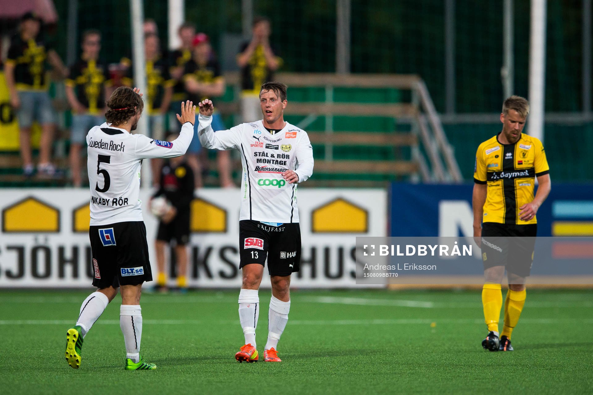 Mjällbys William Leandersson och Daniel Nilsson  jublar